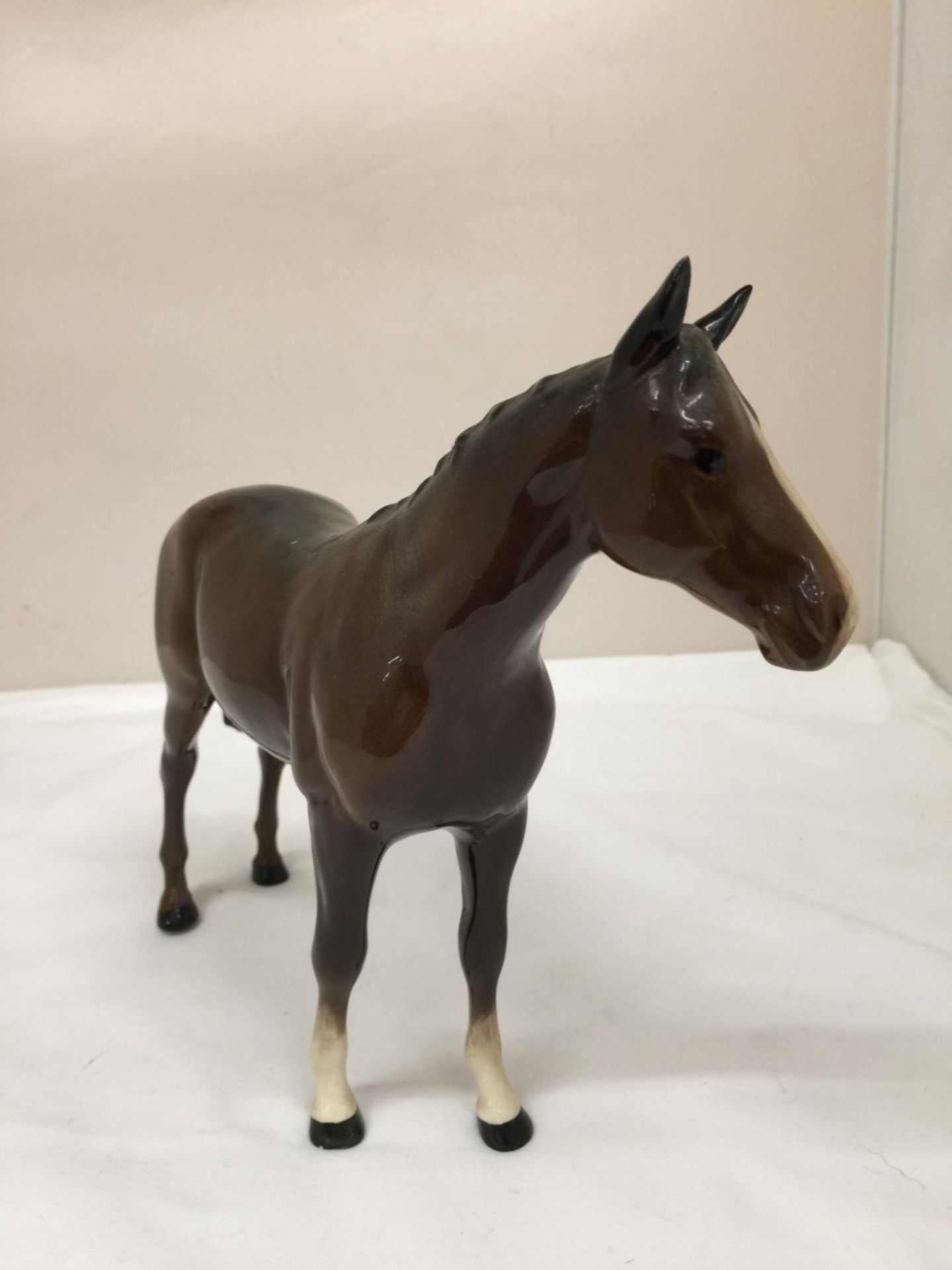 A BESWICK BAY HORSE HEIGHT 20CM - Image 3 of 5