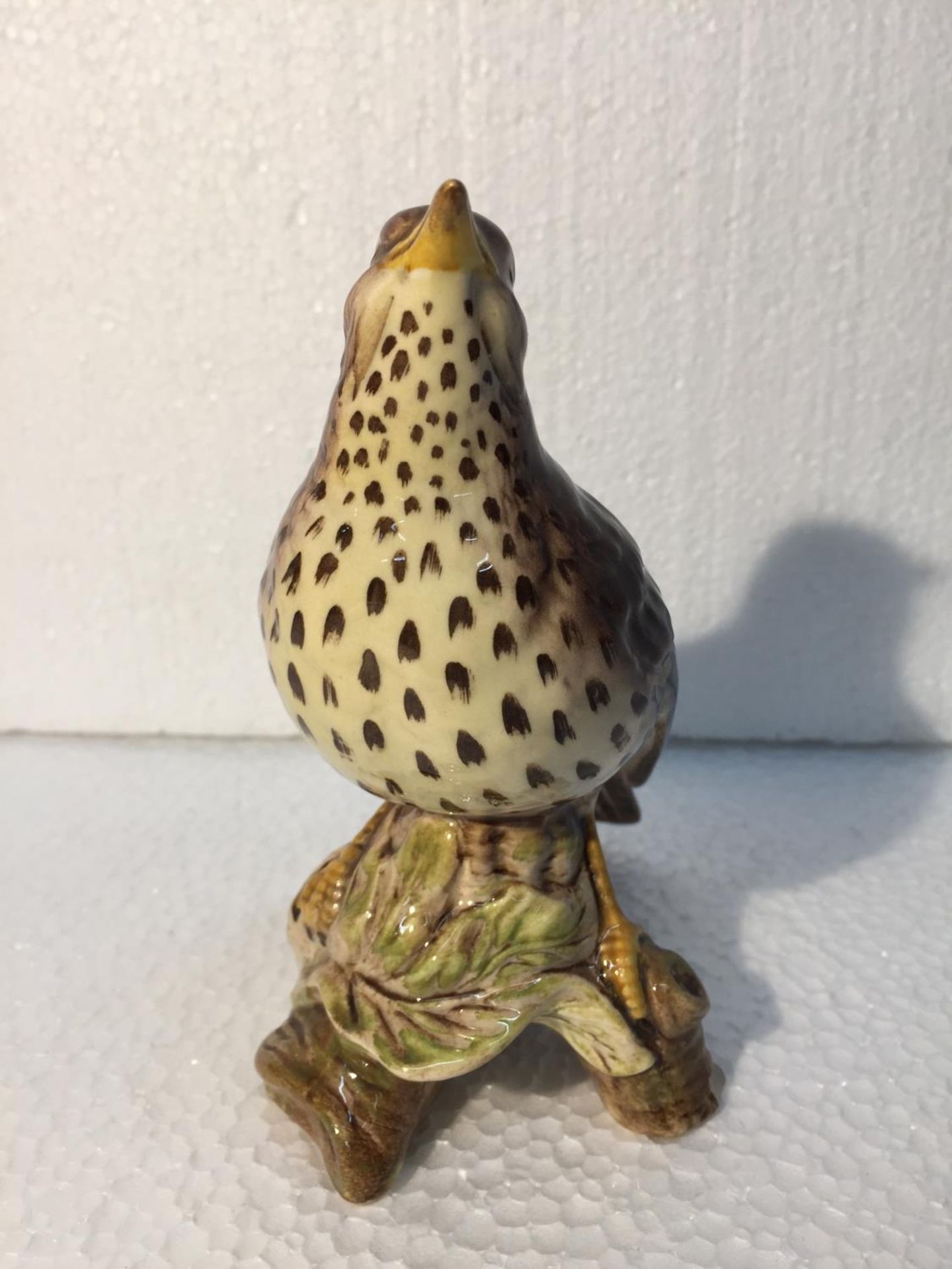 A GLOSS BESWICK SONGTHRUSH BIRD - 2308 - A/F - Image 2 of 7