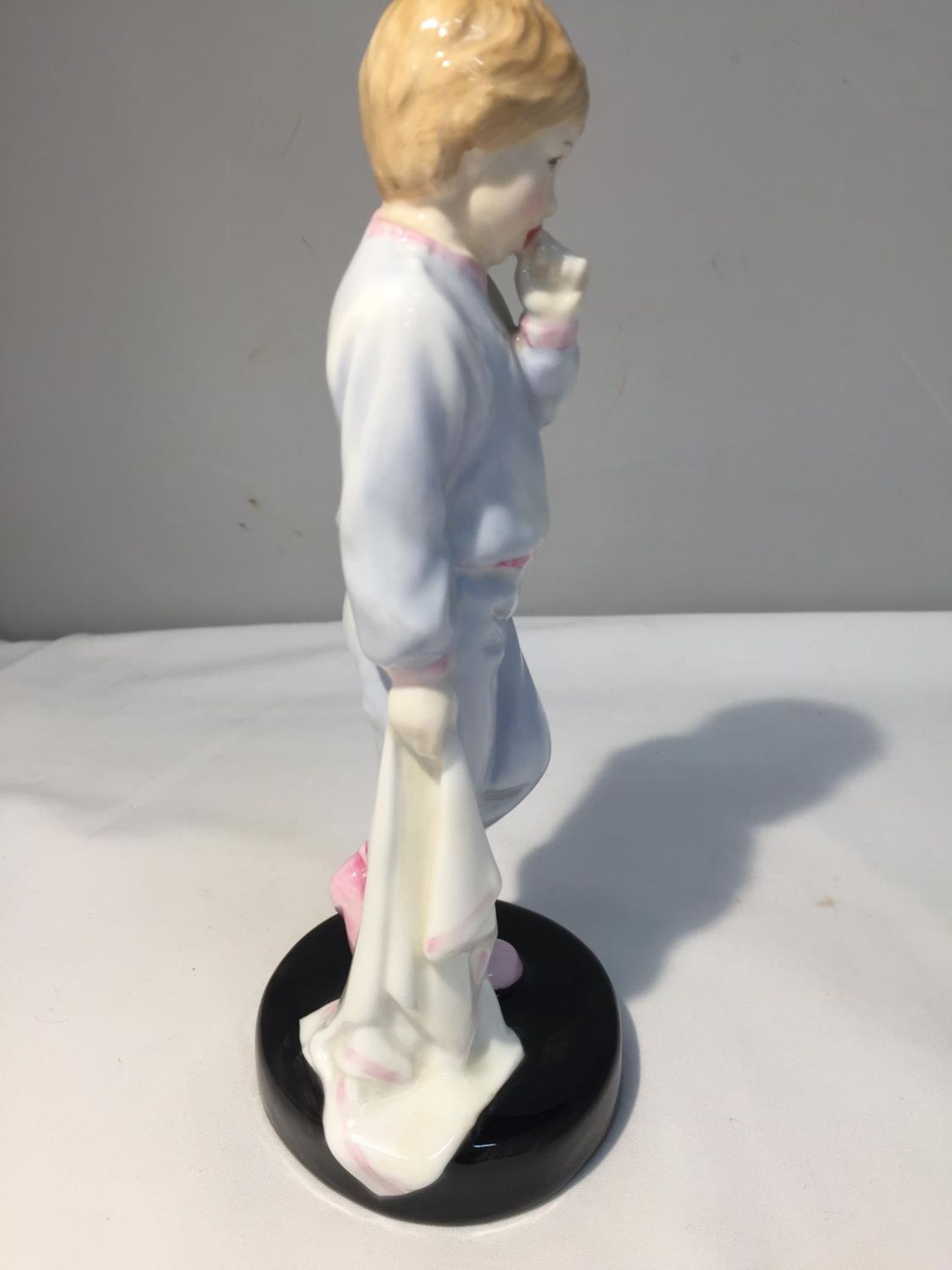 A ROYAL DOULTON FIGURE 'SLEEPY DARLING' HN 2953 HEIGHT 20CM - Image 3 of 7