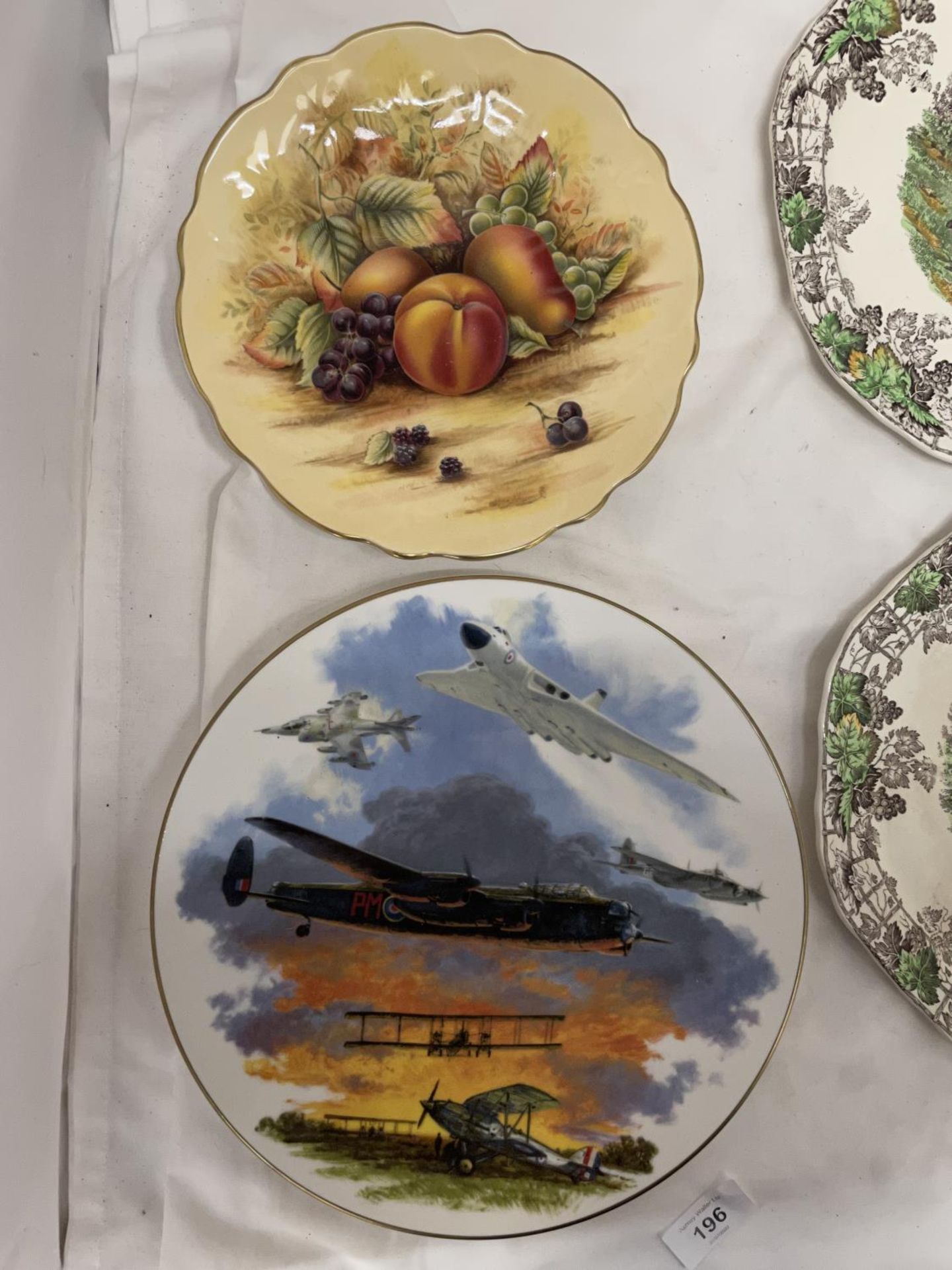 FOUR CABINET PLATES TO INCLUDE AYNSLEY 'ORCHARD GOLD', ROYAL DOULTON 'FIRE FROM THE SKY' AND TWO - Image 2 of 5