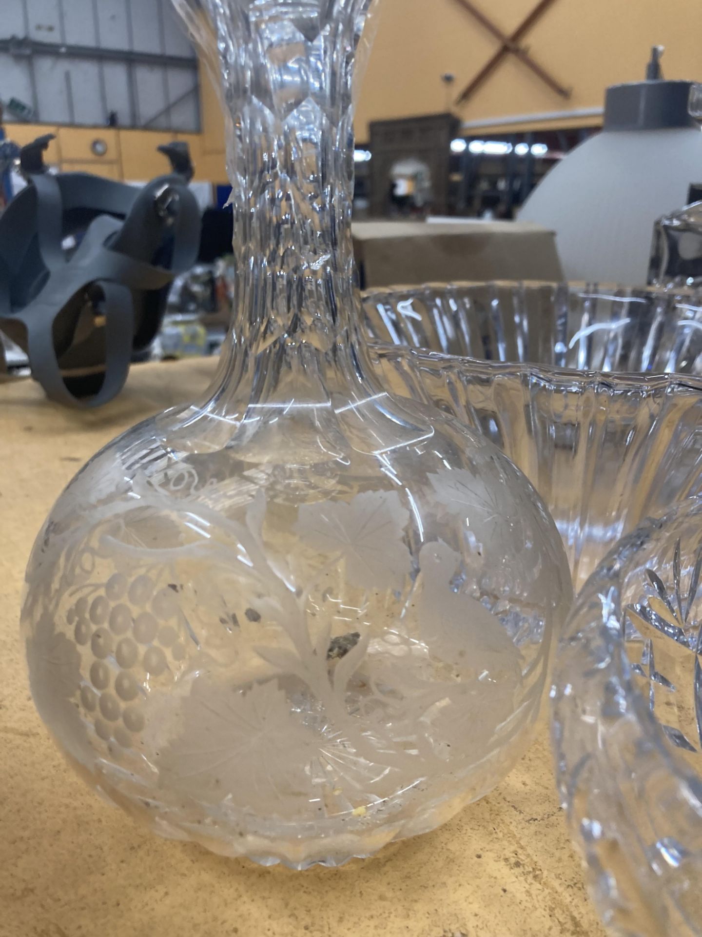 A QUANTITY OF LEAD CUT CRYSTAL GLASS TO INCLUDE DECANTERS, BOWLS AND A BASKET - Image 9 of 15