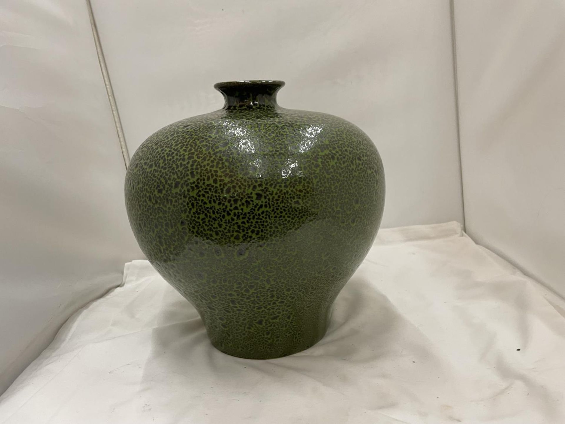 A LARGE MOTTLED GREEN STUDIO POTTERY BULBOUS VASE HEIGHT 30CM - Image 2 of 4