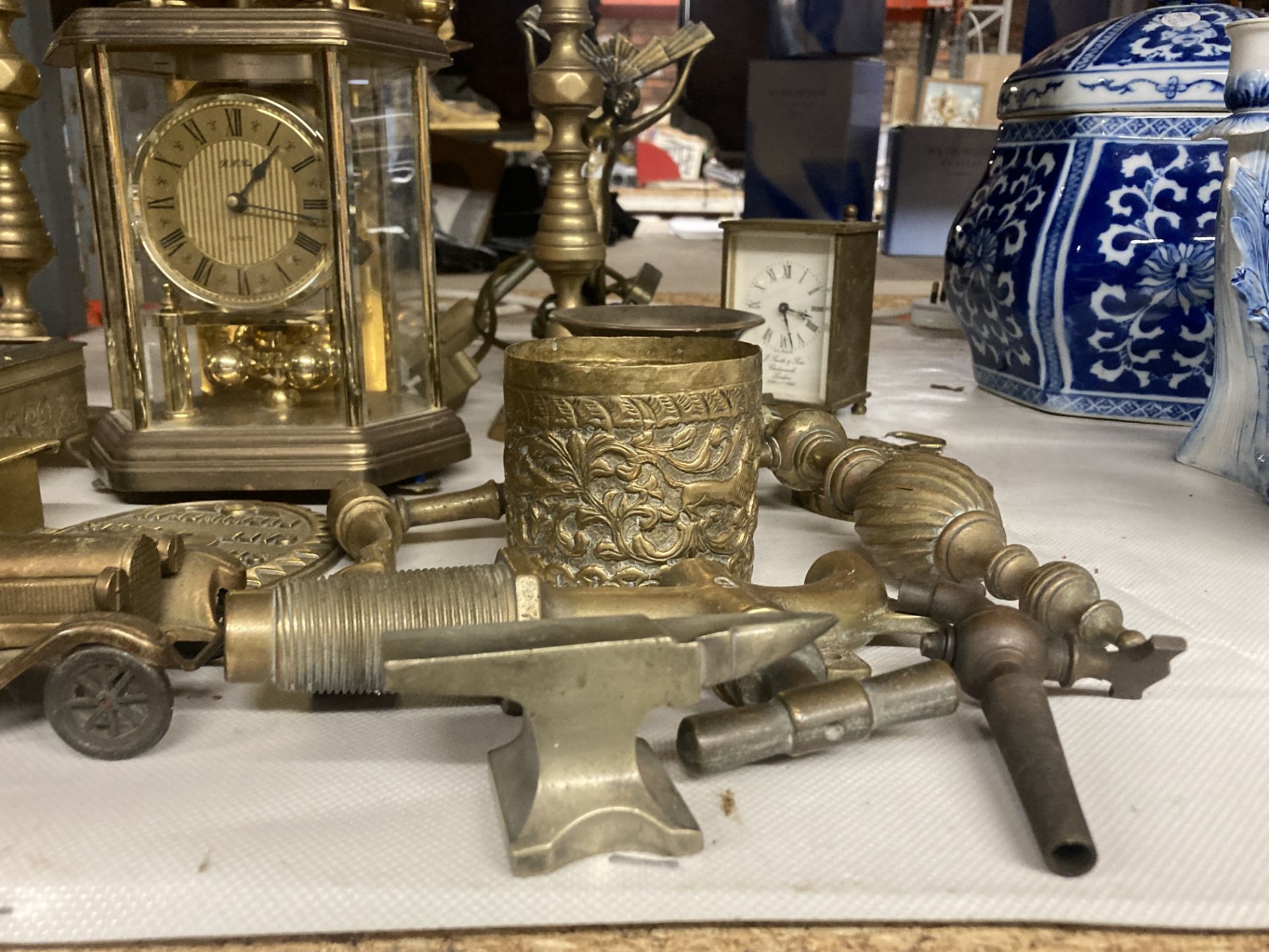 A LARGE COLLECTION OF BRASS ITEMS TO INCLUDE CANDLESTICKS, ANNIVERSARY CLOCK, BOXES, TAPS, VINTAGE - Image 2 of 6