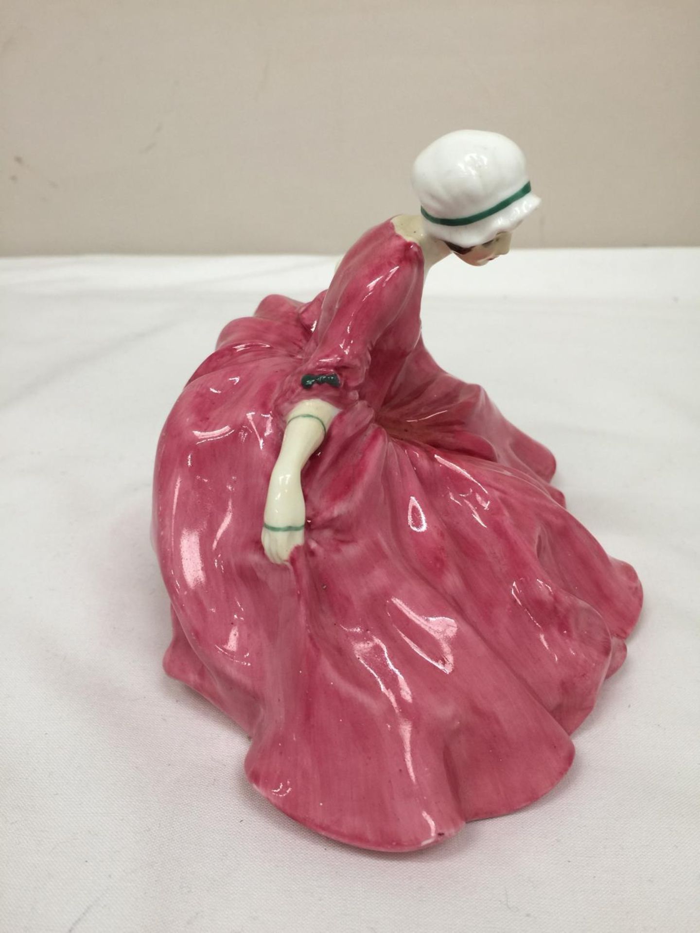 A ROYAL DOULTON FIGURE 'POLLY PEACHAM' HN 549 A/F CRACK TO BASE - Image 2 of 5
