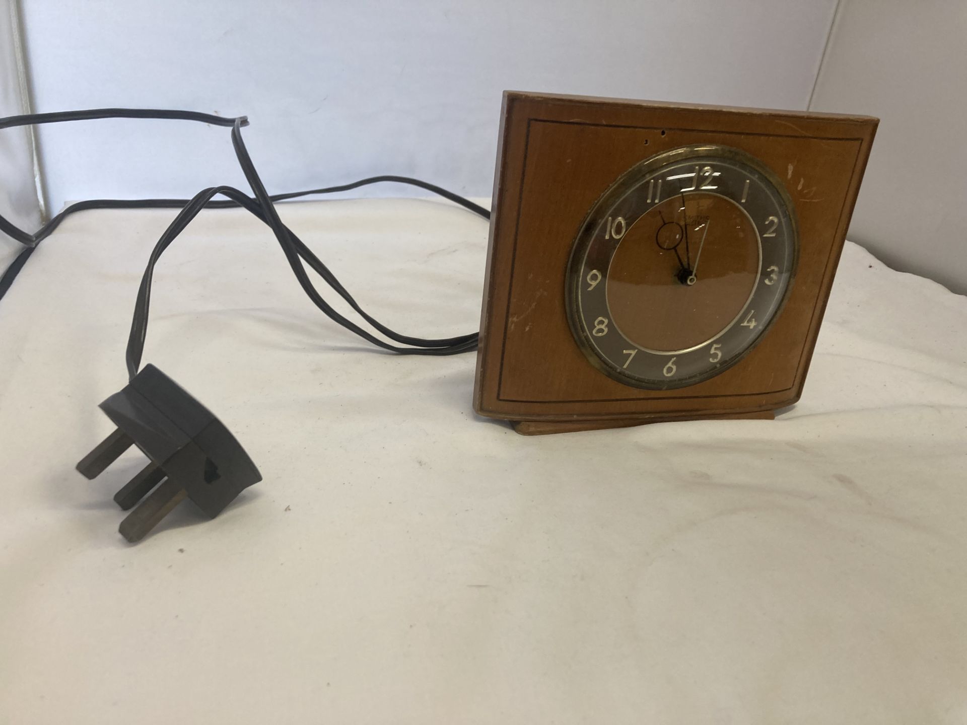 TWO MAHOGANY CASED WALL CLOCKS, A WESTCLOX 'BIG BEN' ALARM CLOCK, A SMITHS VINTAGE ELECTRIC MANTLE - Image 13 of 21