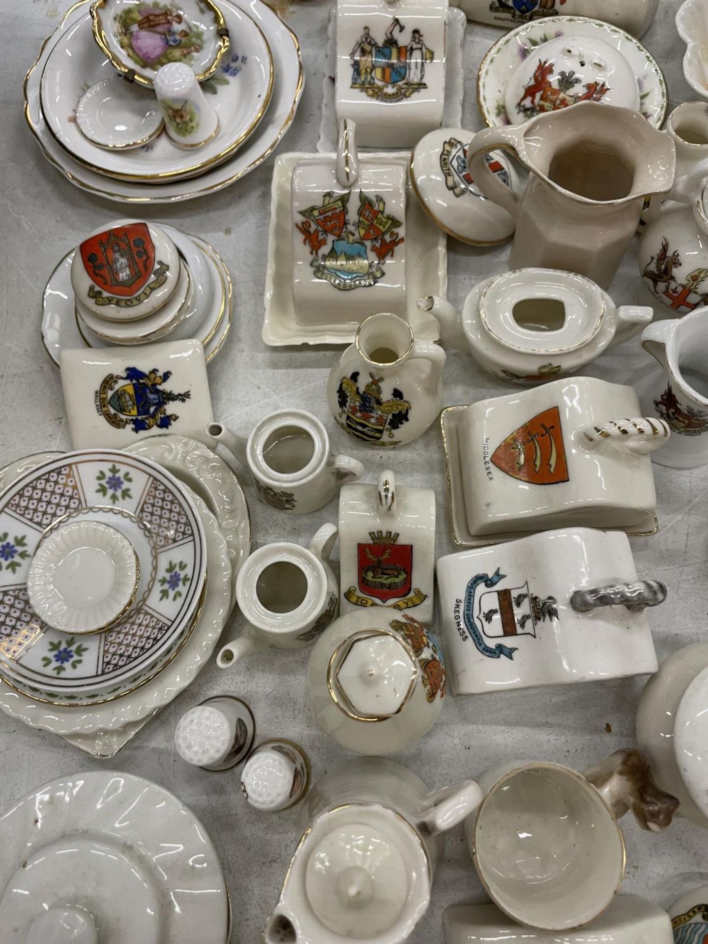 A LARGE QUANTITY OF CRESTED WARE TO INCLUDE MINIATURE CHEESE DISHES, PLATES, VASES, CUPS, JUGS, ETC - Image 8 of 11