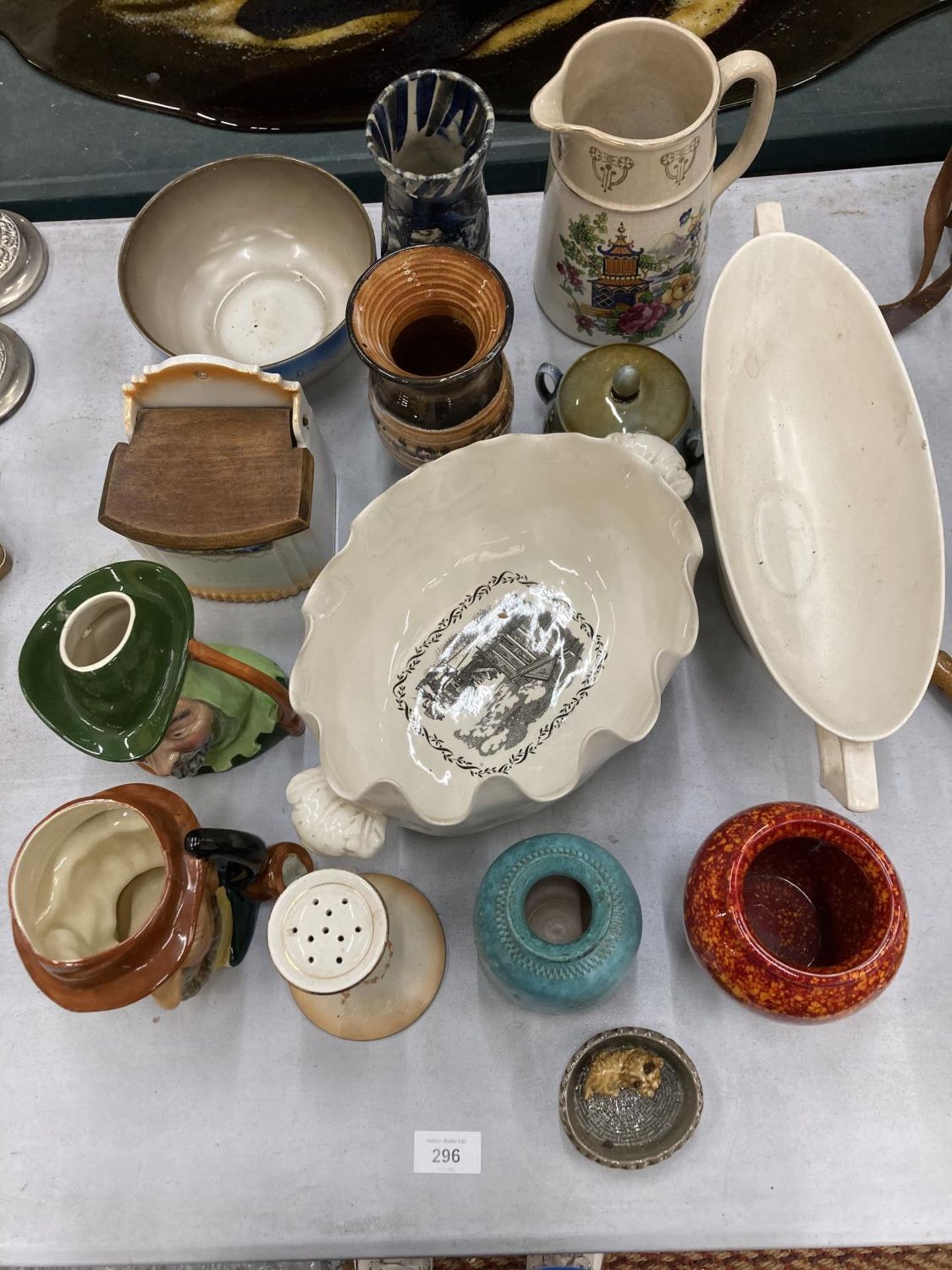 A COLLECTION OF POTTERY ITEMS TO INCLUDE TOBY JUGS, BOWLS, VASES, JUGS, ETC