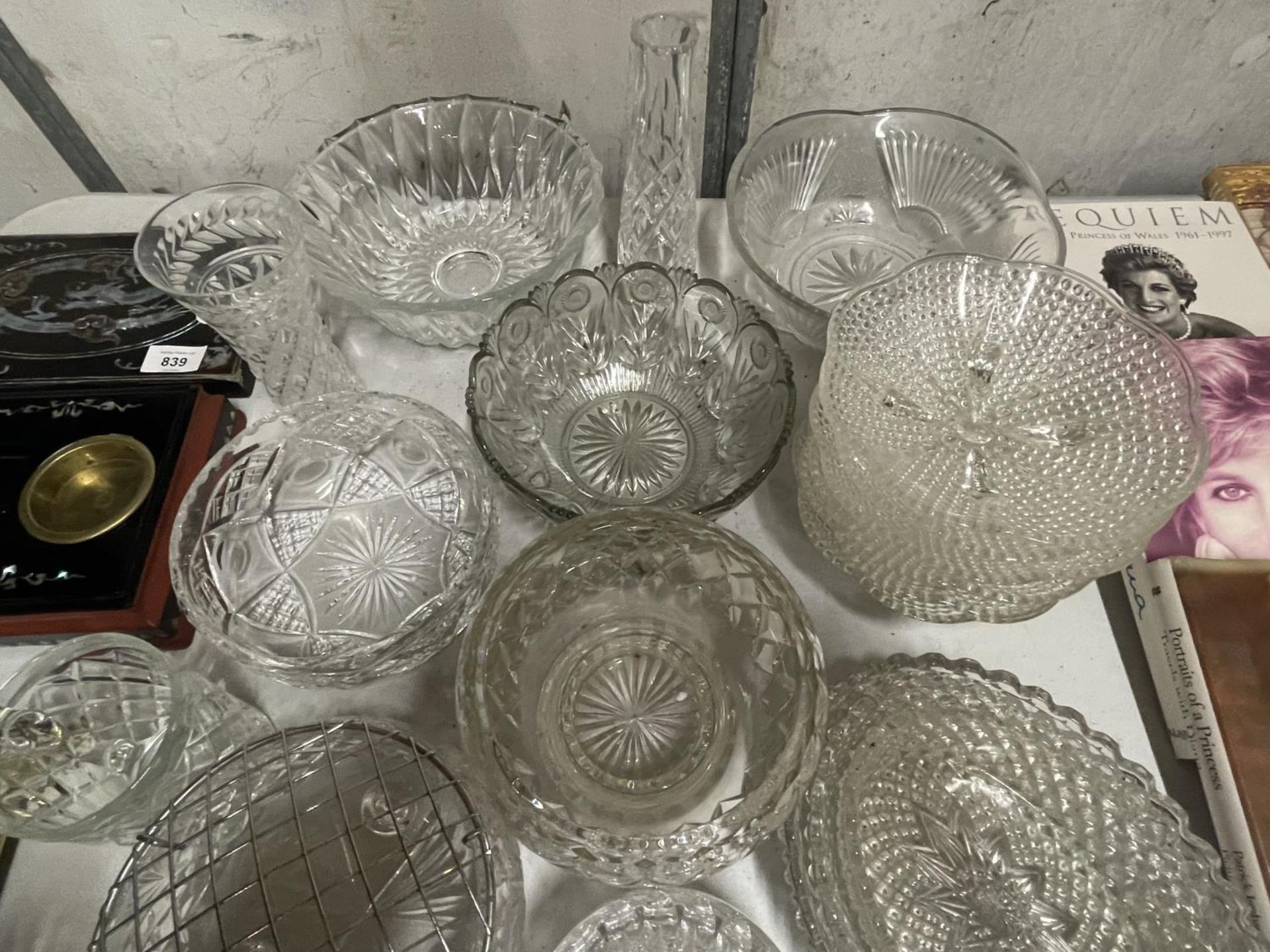 A QUANTITY OF GLASSWARE TO INCLUDE LEADED TUTBURY CRYSTAL, ROSEBOWLS, FRUIT BOWLS, JUGS ETC - Image 3 of 3