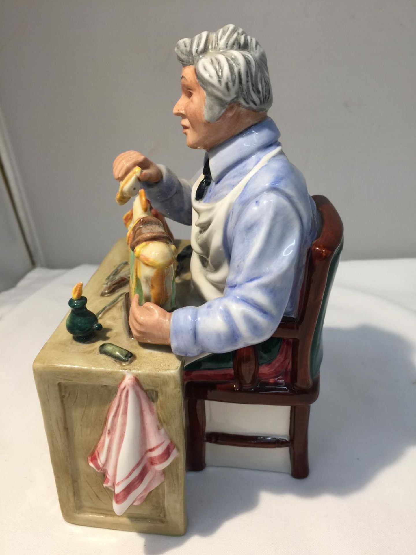 A ROYAL DOULTON FIGURE 'THE CHINA REPAIRER' HN 2943 HEIGHT APPROX 17CM - Image 2 of 7