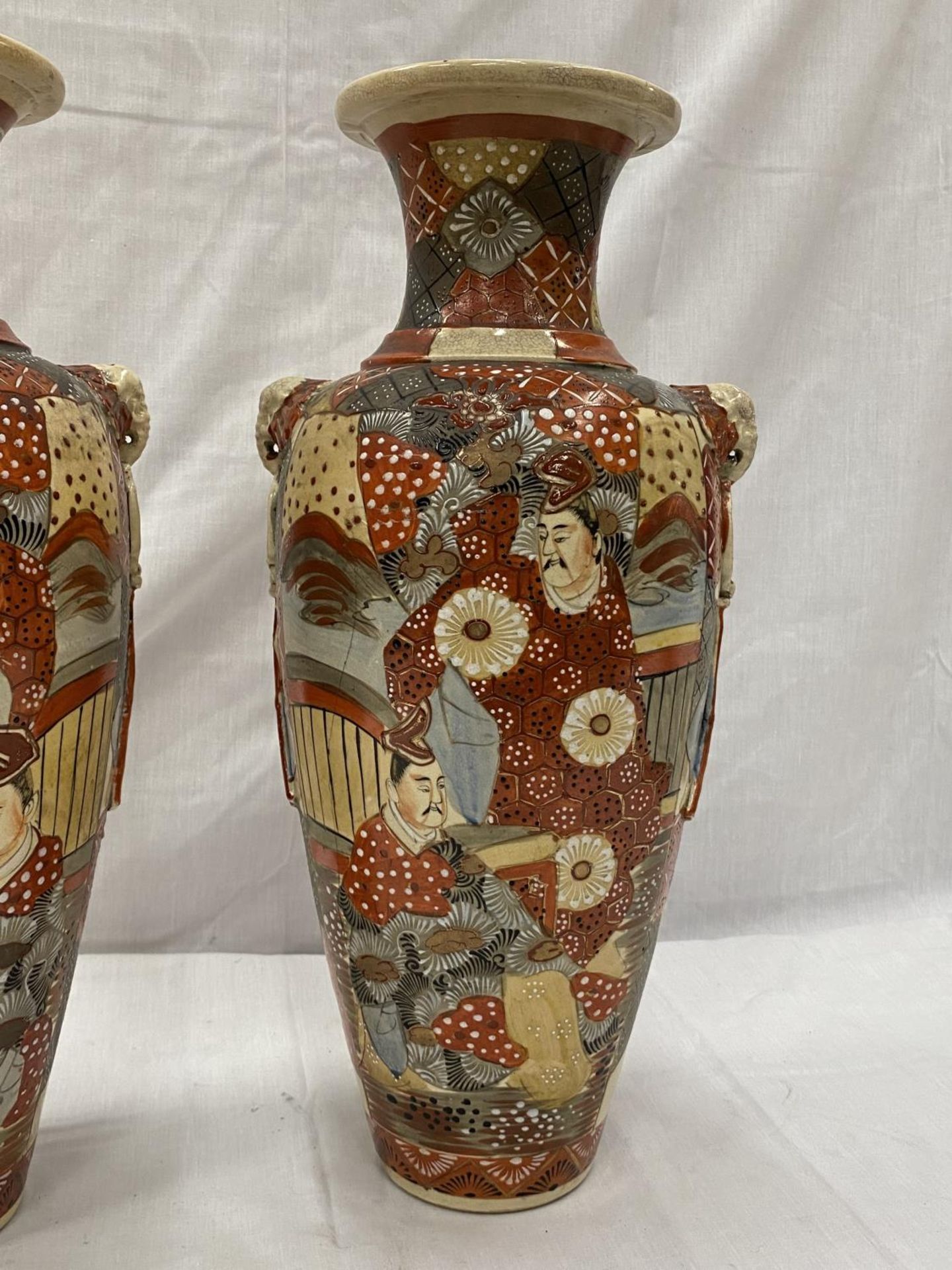 A PAIR OF ORIENTAL STYLE VASES WITH EMBOSSED DECORATION HEIGHT 45CM - A/F CRACKS TO BOTH - Image 11 of 16