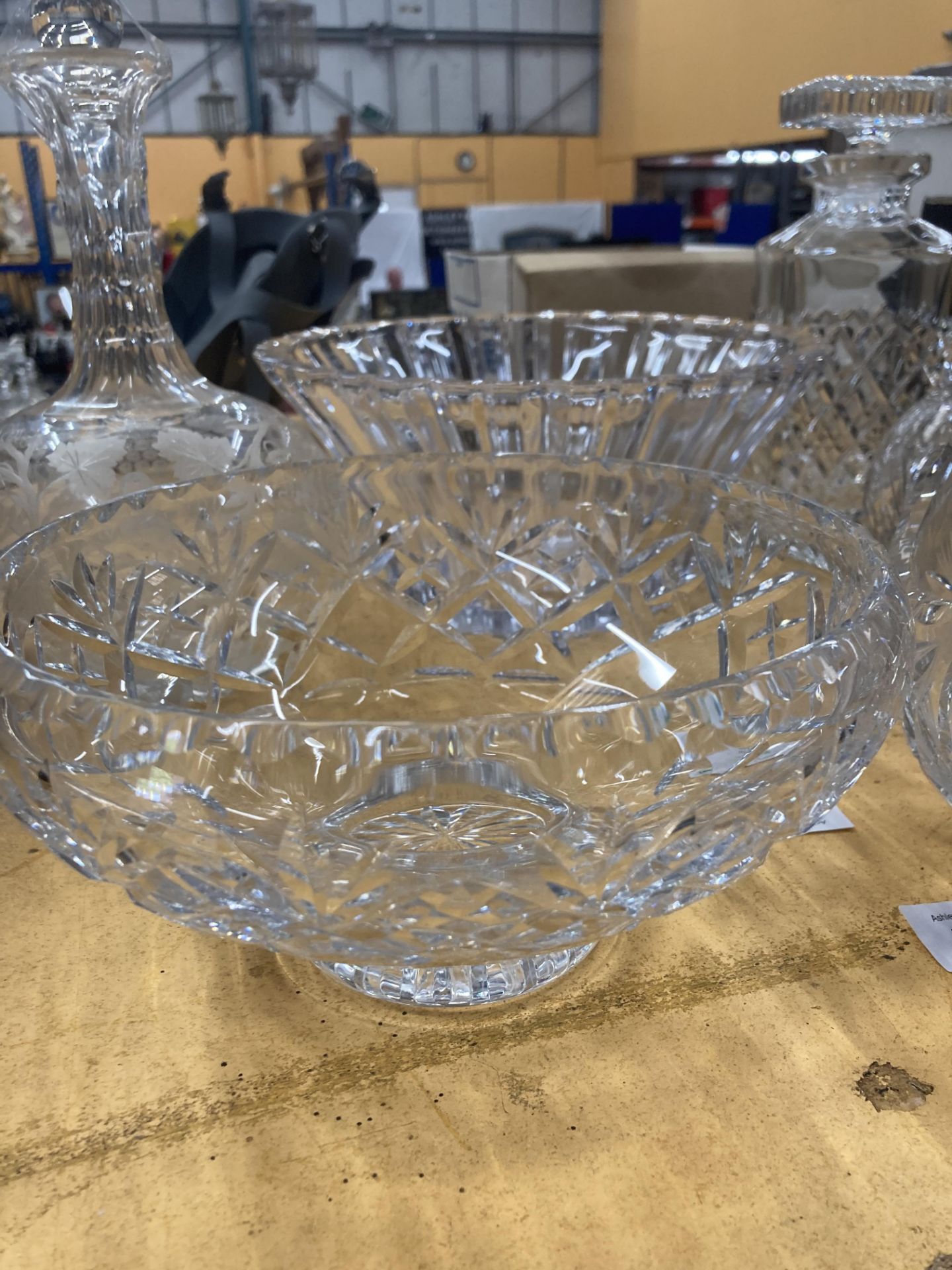A QUANTITY OF LEAD CUT CRYSTAL GLASS TO INCLUDE DECANTERS, BOWLS AND A BASKET - Image 13 of 15