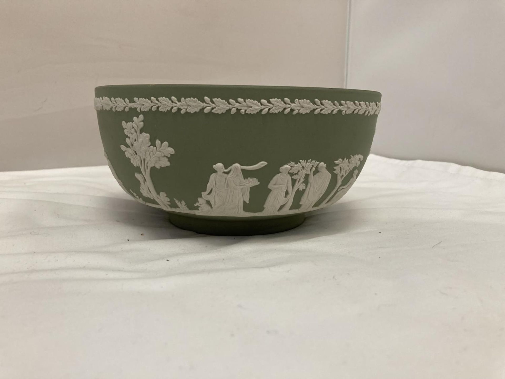 A WEDGWOOD GREEN AND WHITE JASPERWARE BOWL/ PLANTER DIAMETER 20CM - Image 3 of 7