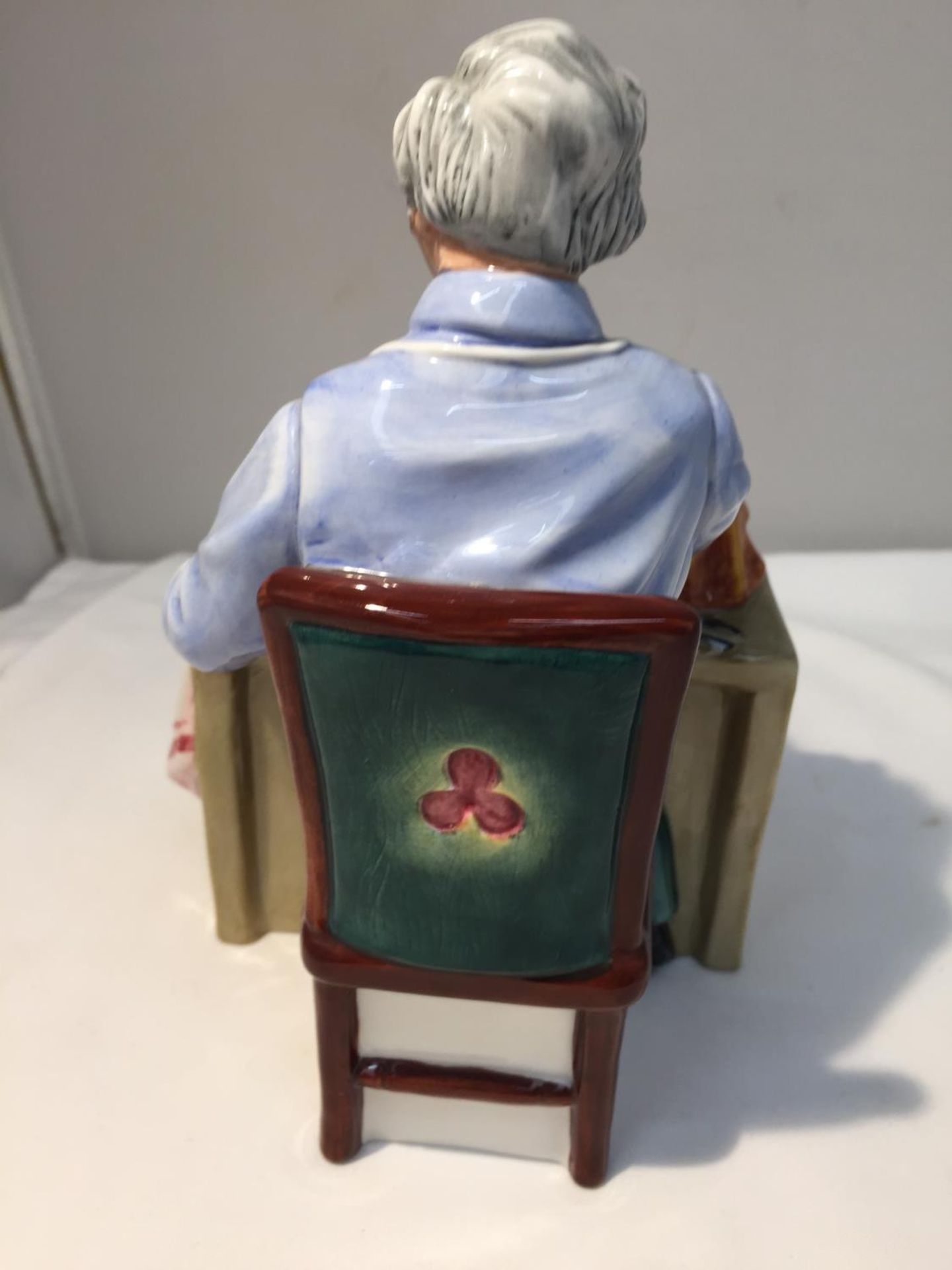 A ROYAL DOULTON FIGURE 'THE CHINA REPAIRER' HN 2943 HEIGHT APPROX 17CM - Image 4 of 7