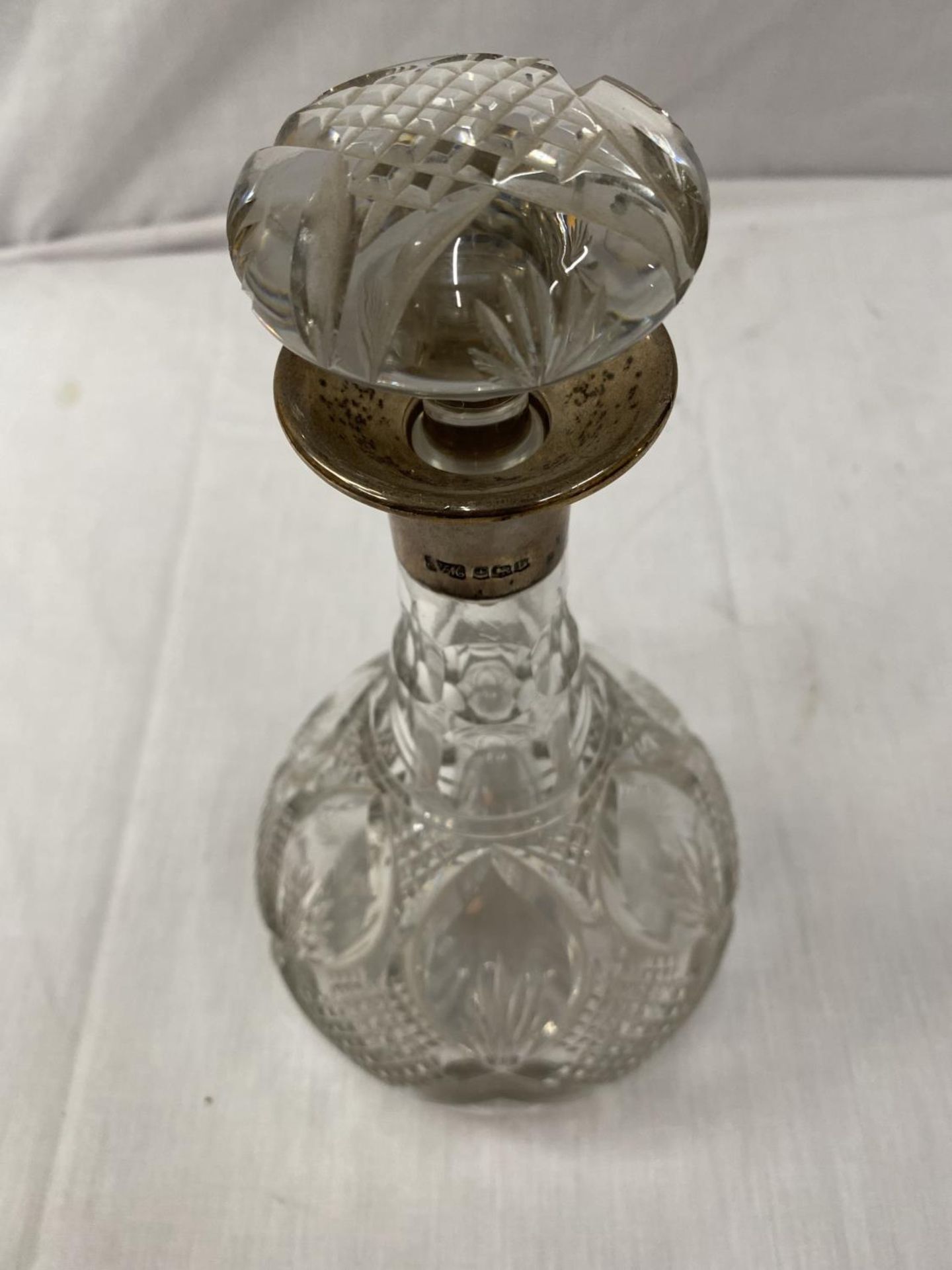 A HALLMARKED SHEFFIELD SILVER DECANTER WITH HOBNAIL DECORATION HEIGHT 25CM - Image 5 of 10