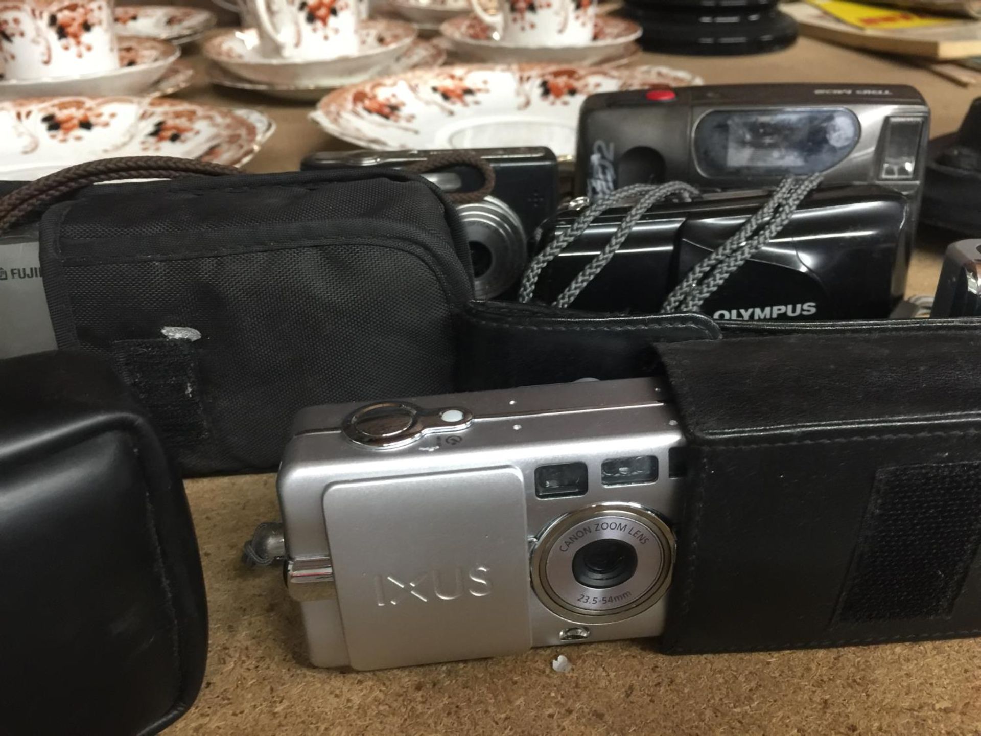 A QUANTITY OF VINTAGE CAMERAS TO INCLUDE A CANON EXUS III, FUJIFILM FINEPIX, OLYMPUS ZOOM 80, ETC - Image 6 of 7