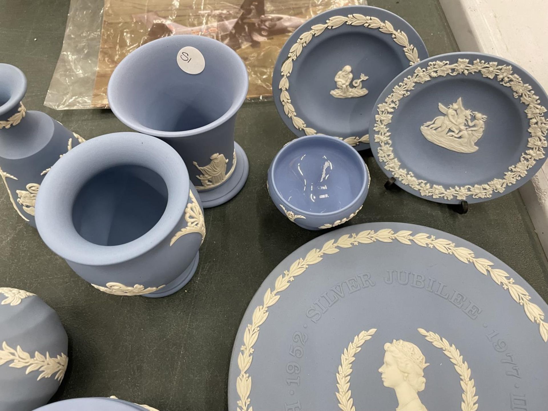 A QAUNTITY OF WEDGWOOD JASPERWARE TO INCLUDE PLATES, TRINKET BOXES, VASES, ETC, INCLUDES ONE PIECE - Image 3 of 5