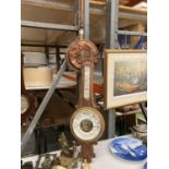 AN OAK CASED BAROMETER WITH ROCOCO STYLE CARVING HEIGHT 86CM - GLASS BROKEN AND A COPPER WITH