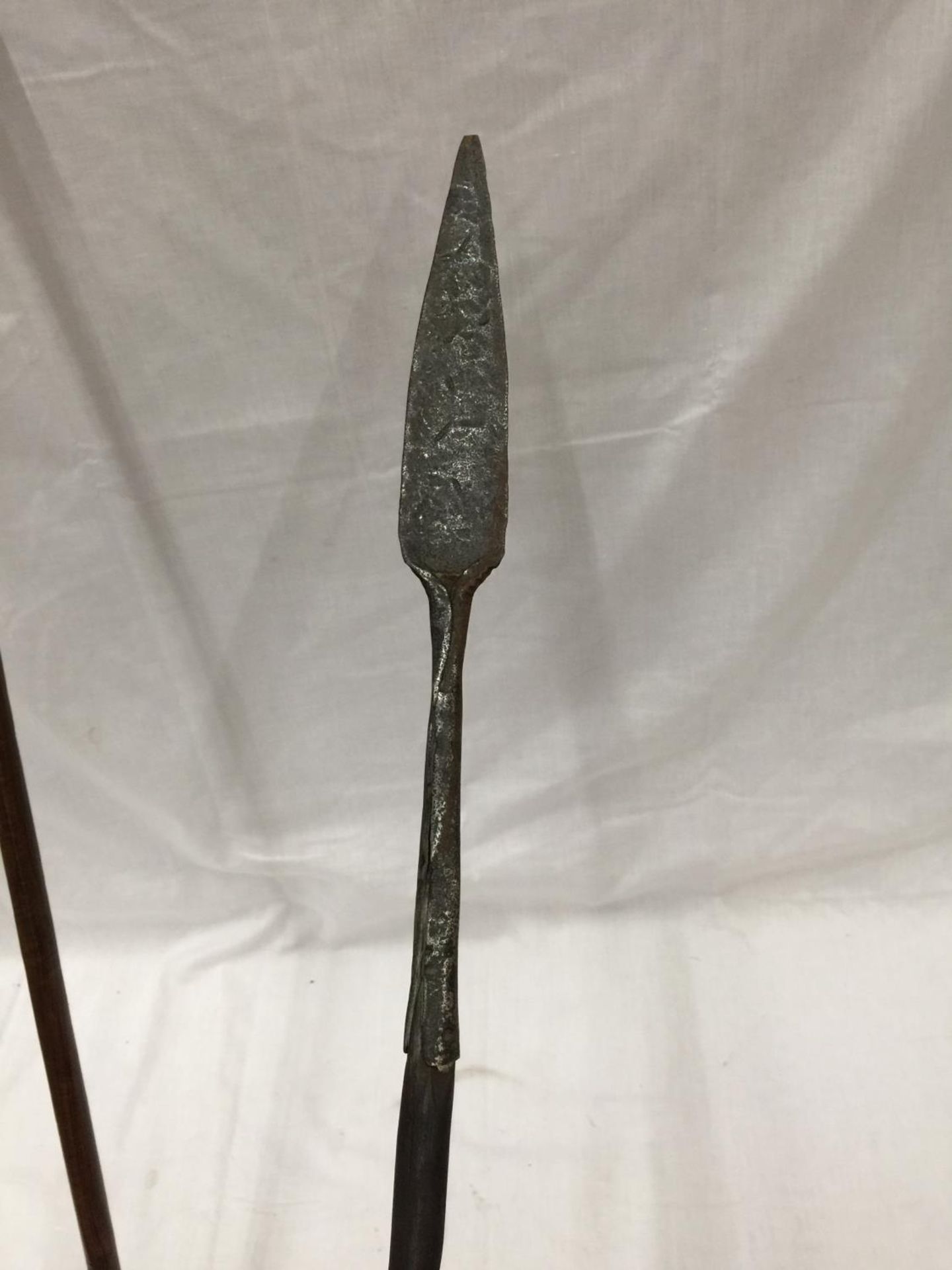 A VINTAGE 'HUNTING' SPEAR WITH METAL TIP LENGTH 150CM AND A WOODEN SPEAR LENGTH 118CM - Image 5 of 5