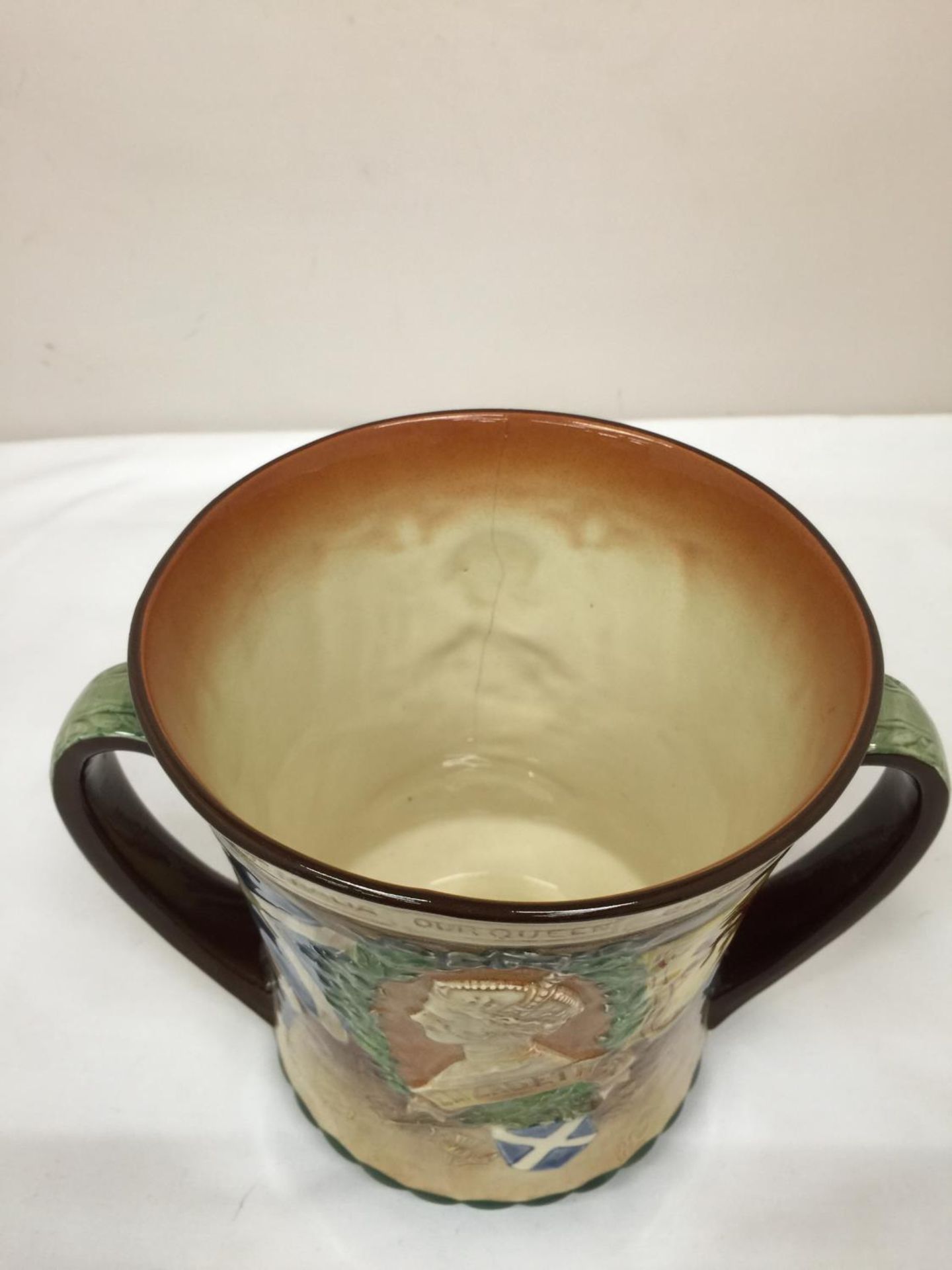 A ROYAL DOULTON TWO HANDLED LOVING CUP - TO COMMEMORATE THE CORONATION OF GEORGE V1 AND - Image 4 of 7