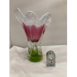 A MURANO STYLE HEAVY ART GLASS VASE WITH GRADUATING COLOURS OF GREEN, CRANBERRY AND ACID WHITE -