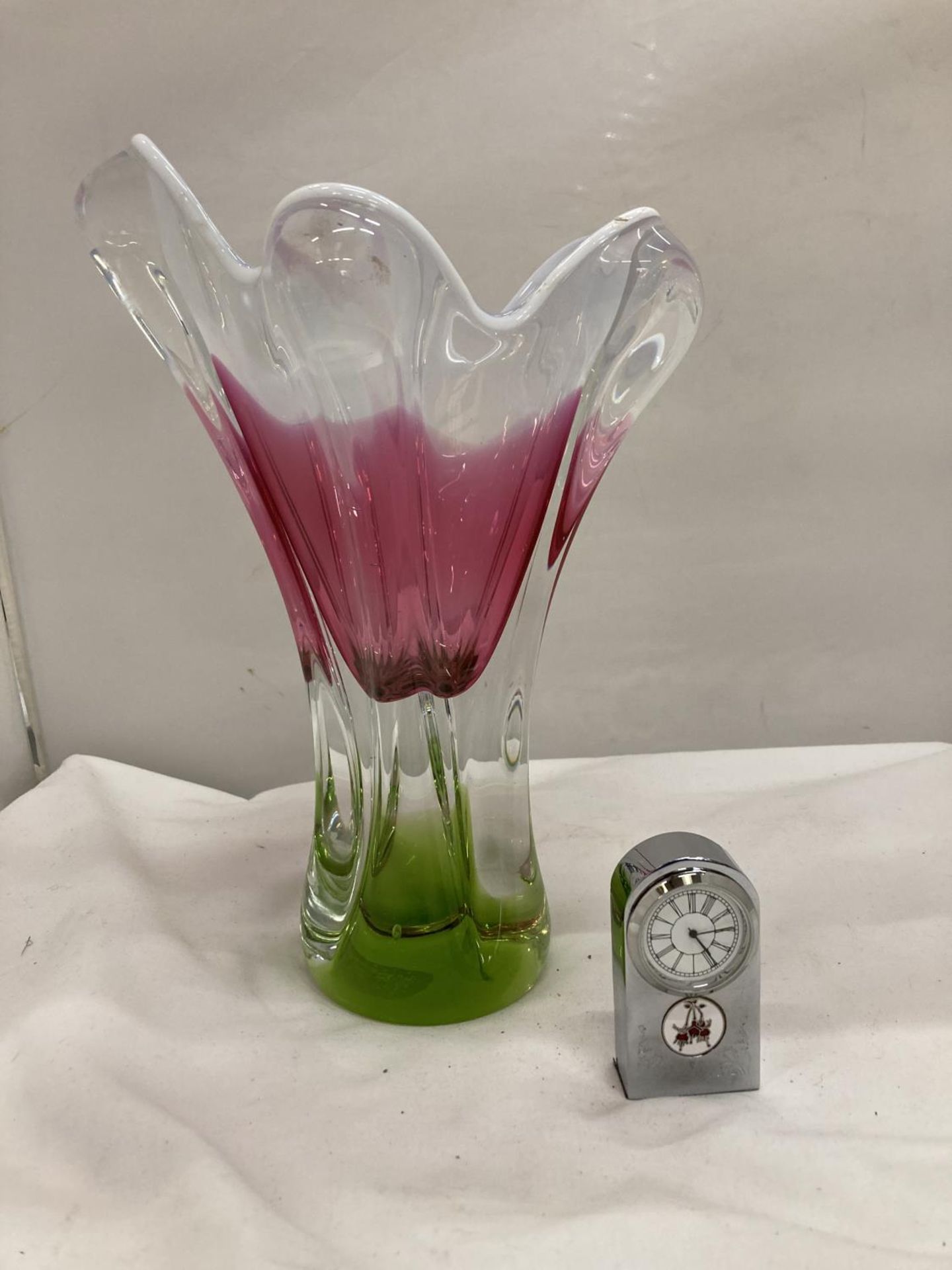 A MURANO STYLE HEAVY ART GLASS VASE WITH GRADUATING COLOURS OF GREEN, CRANBERRY AND ACID WHITE -