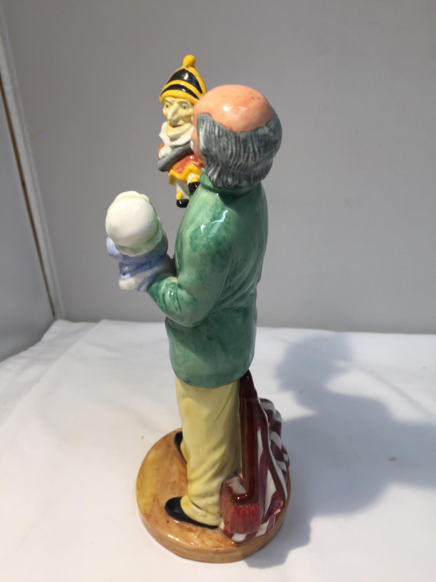 A ROYAL DOULTON FIGURE 'PUNCH AND JUDY MAN' HN 2765 HEIGHT APPROX 23CM - Image 2 of 7