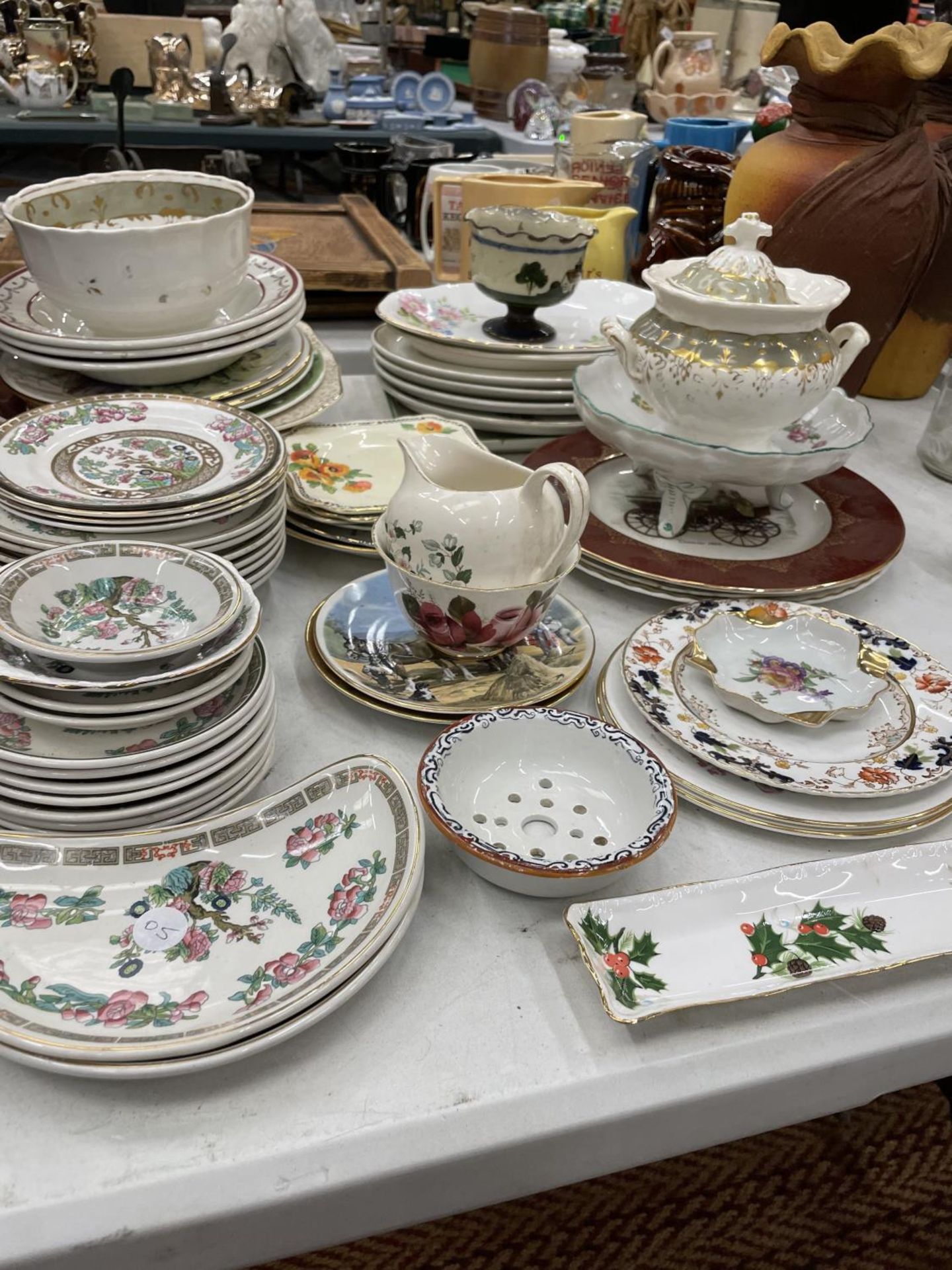 A LARGE QUANTITY OF CERAMICS TO INCLUDE 'INDIAN TREE' PLATES, VINTAGE CROWN DUCAL, CABINET PLATES, - Image 2 of 7