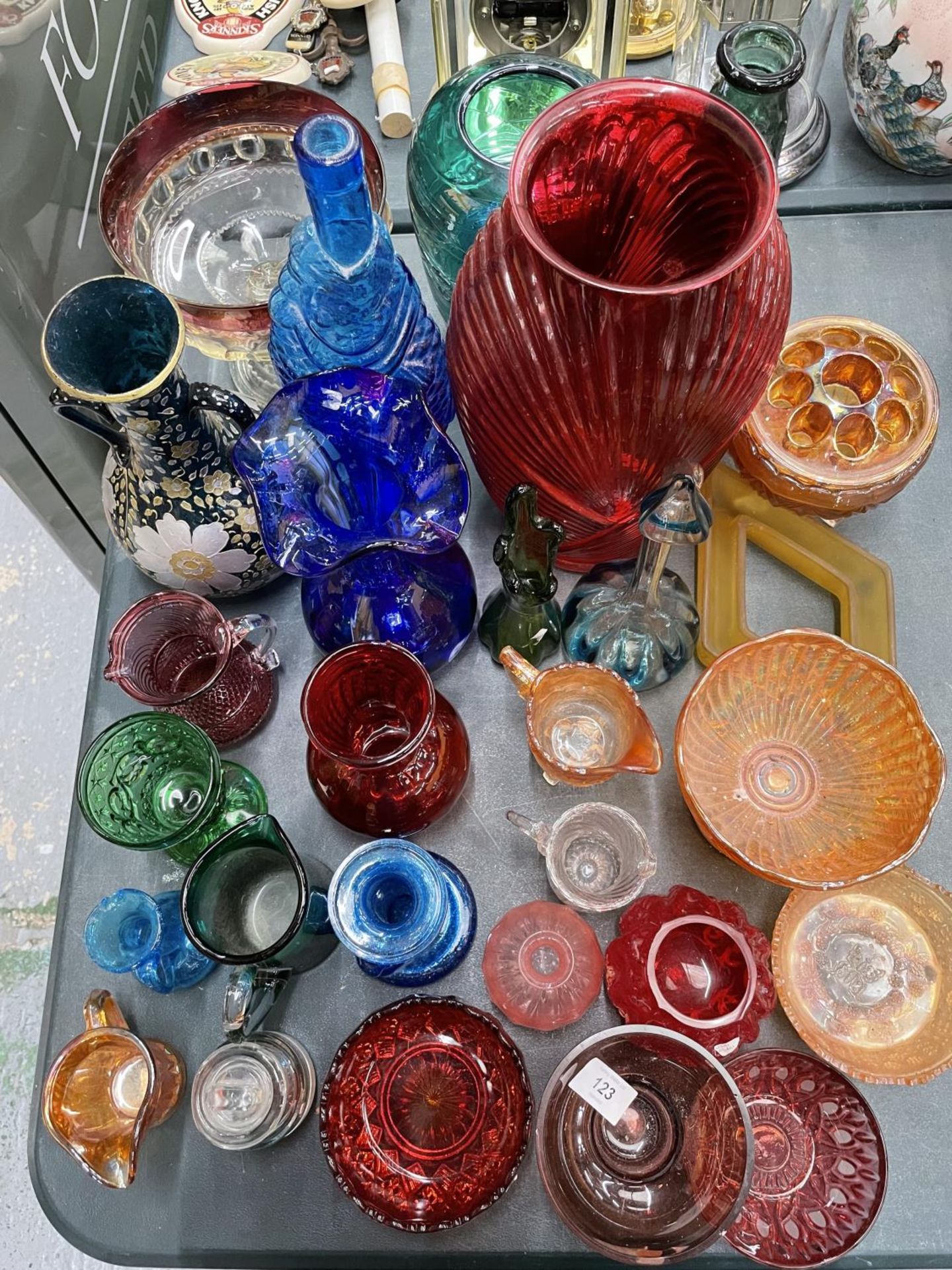 A LARGE QUANTITY OF COLOURED GLASSWARE TO INCLUDE VASES, BOWLS, JUGS, ETC - Image 6 of 9