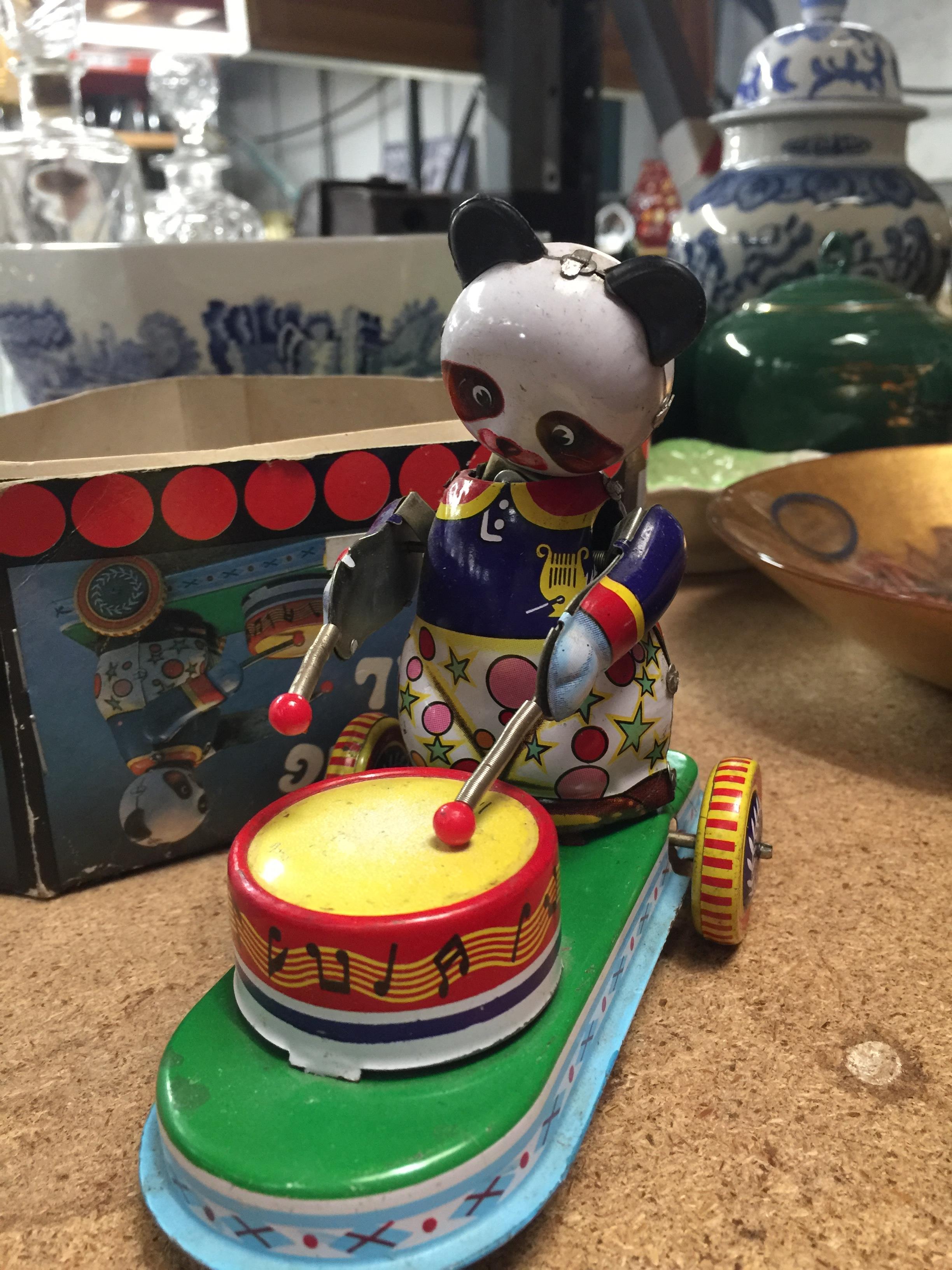 A VINTAGE CLOCKWORK DRUMMING PANDA WITH KEY AND ORIGINAL BOX - Image 2 of 4