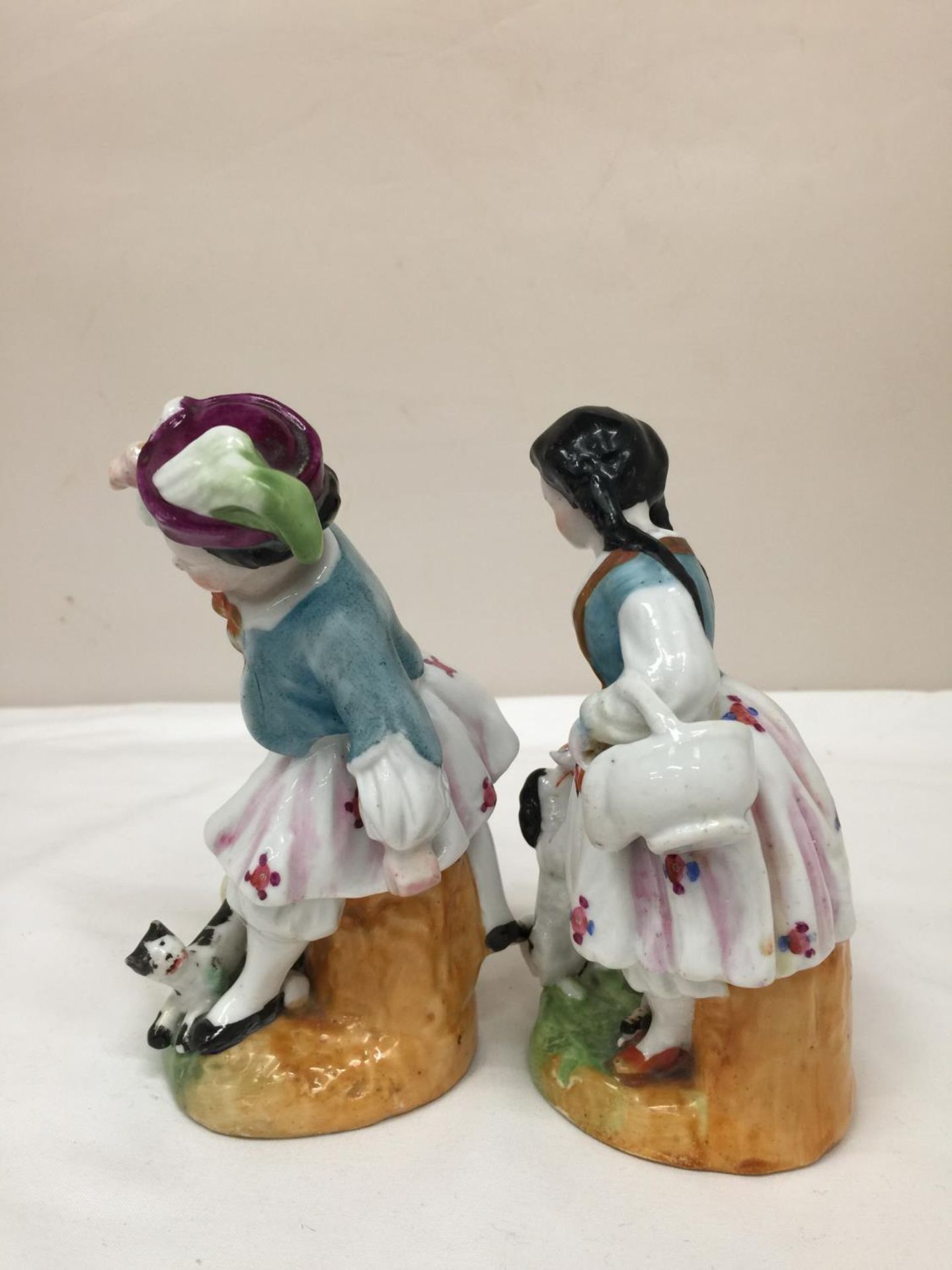 A PAIR OF EARLY STAFFORDSHIRE HARD PASTE PORCELAIN FIGURES OF A BOY AND A GIRL WITH DOGS HEIGHT BOTH - Image 4 of 5