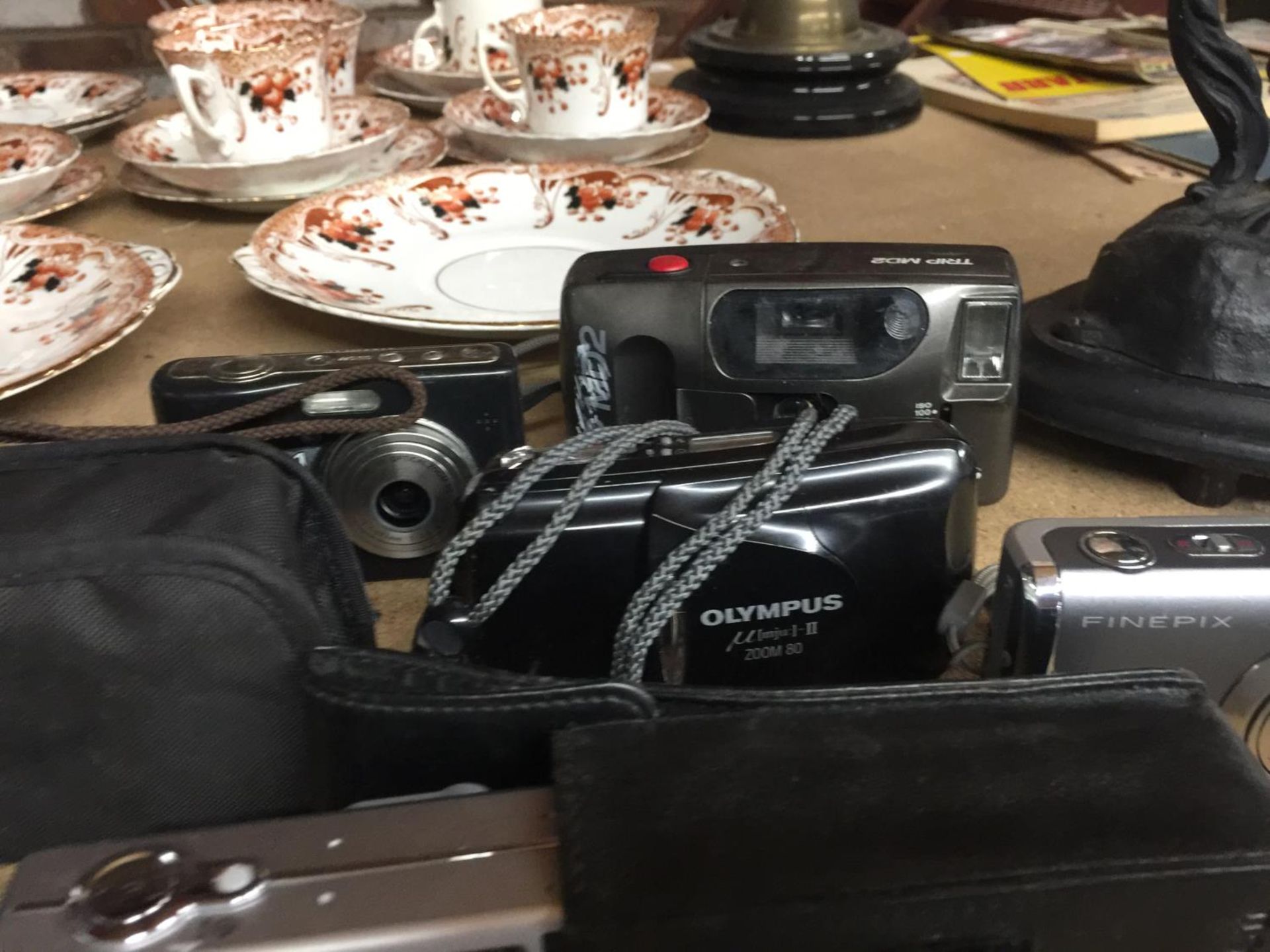 A QUANTITY OF VINTAGE CAMERAS TO INCLUDE A CANON EXUS III, FUJIFILM FINEPIX, OLYMPUS ZOOM 80, ETC - Image 4 of 7