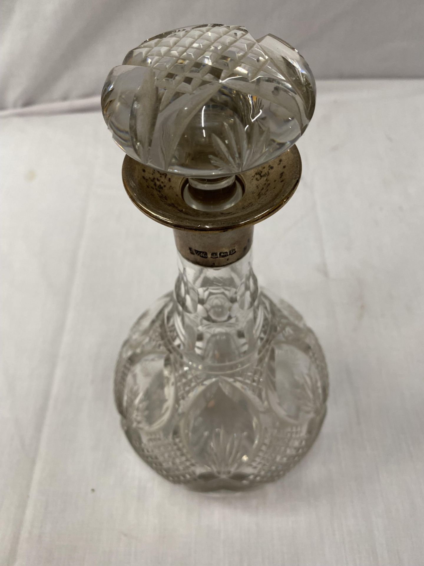 A HALLMARKED SHEFFIELD SILVER DECANTER WITH HOBNAIL DECORATION HEIGHT 25CM - Image 6 of 10