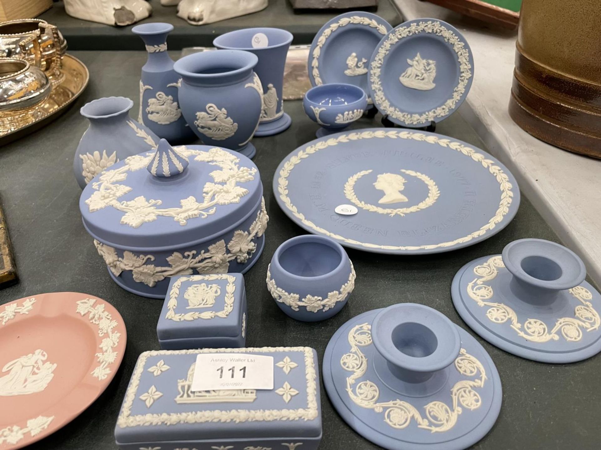 A QAUNTITY OF WEDGWOOD JASPERWARE TO INCLUDE PLATES, TRINKET BOXES, VASES, ETC, INCLUDES ONE PIECE