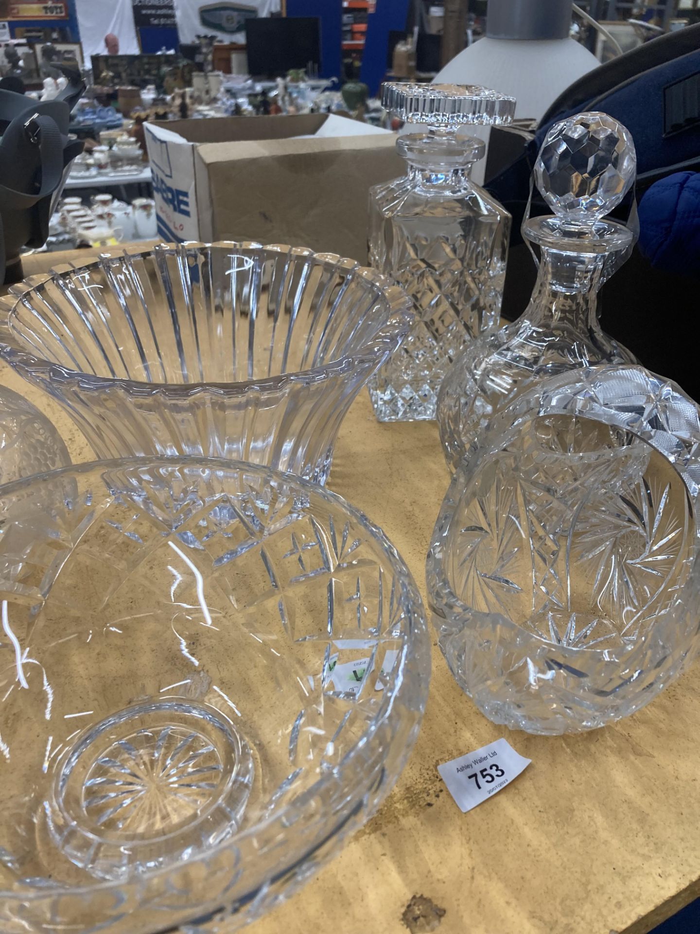 A QUANTITY OF LEAD CUT CRYSTAL GLASS TO INCLUDE DECANTERS, BOWLS AND A BASKET - Image 5 of 15