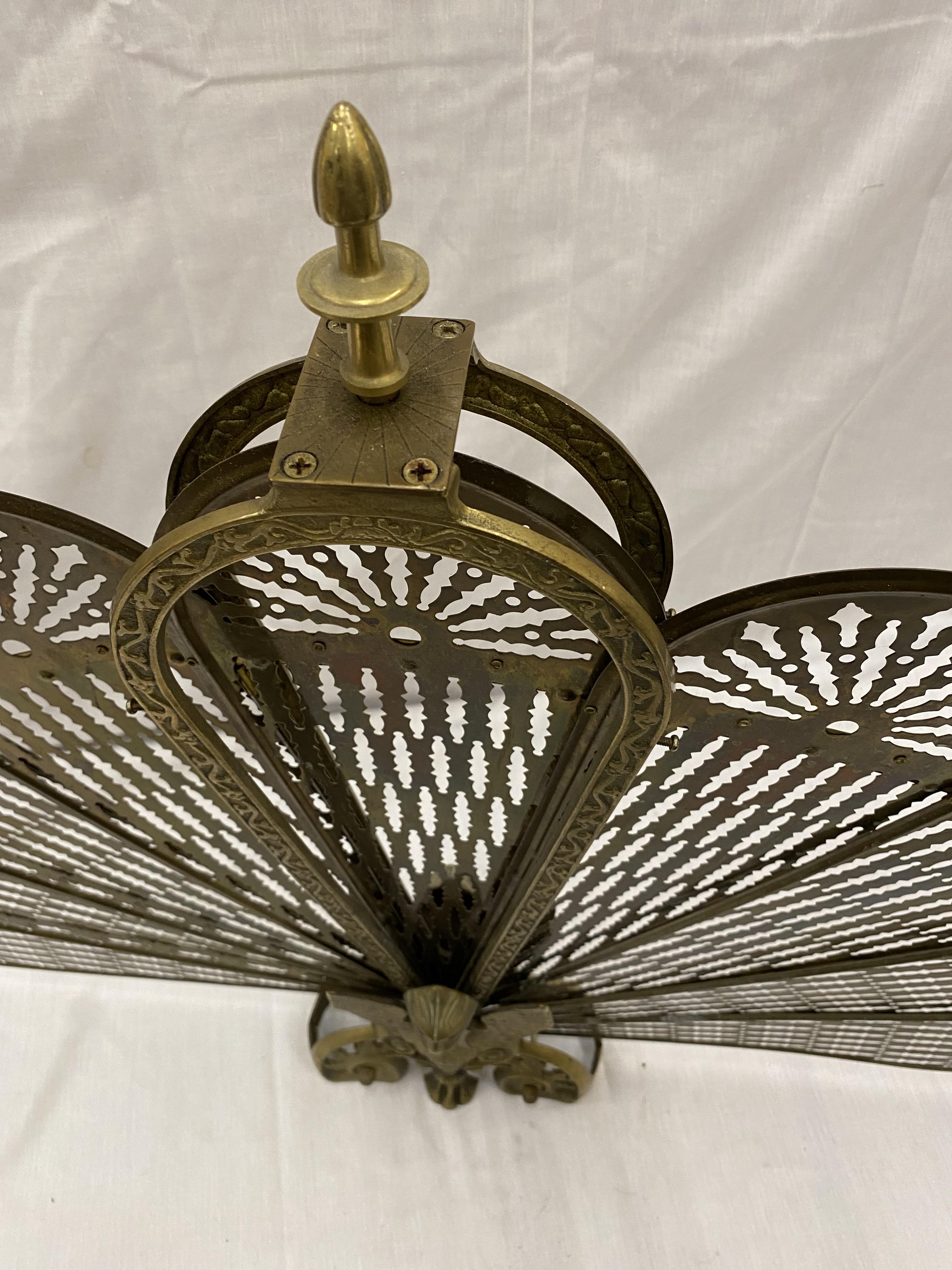 A VINTAGE BRASS PEACOCK FAN FIRE SCREEN WITH WINGED GRIFFIN TO THE BASE, HEIGHT 63CM - Image 6 of 10
