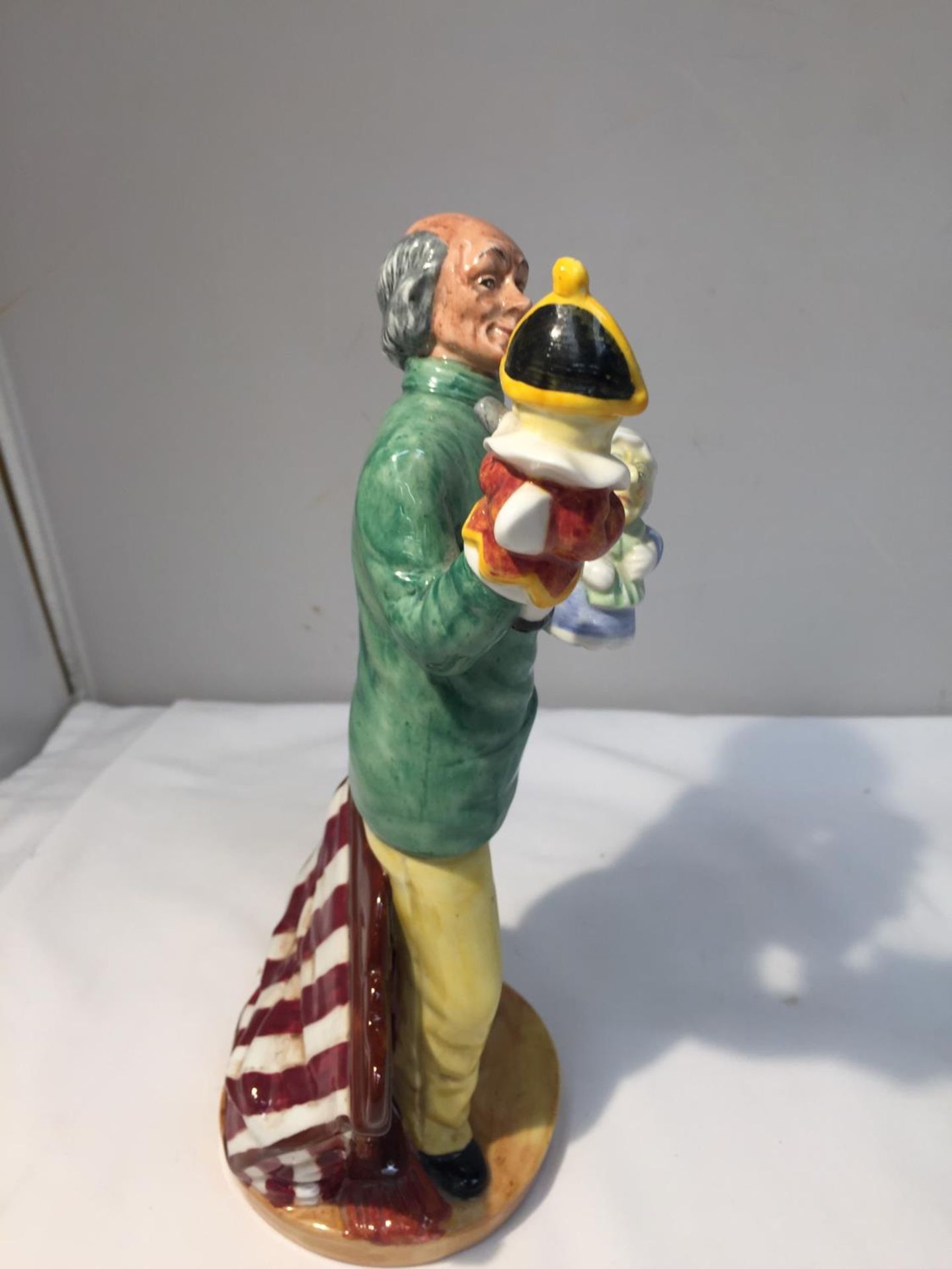 A ROYAL DOULTON FIGURE 'PUNCH AND JUDY MAN' HN 2765 HEIGHT APPROX 23CM - Image 3 of 7