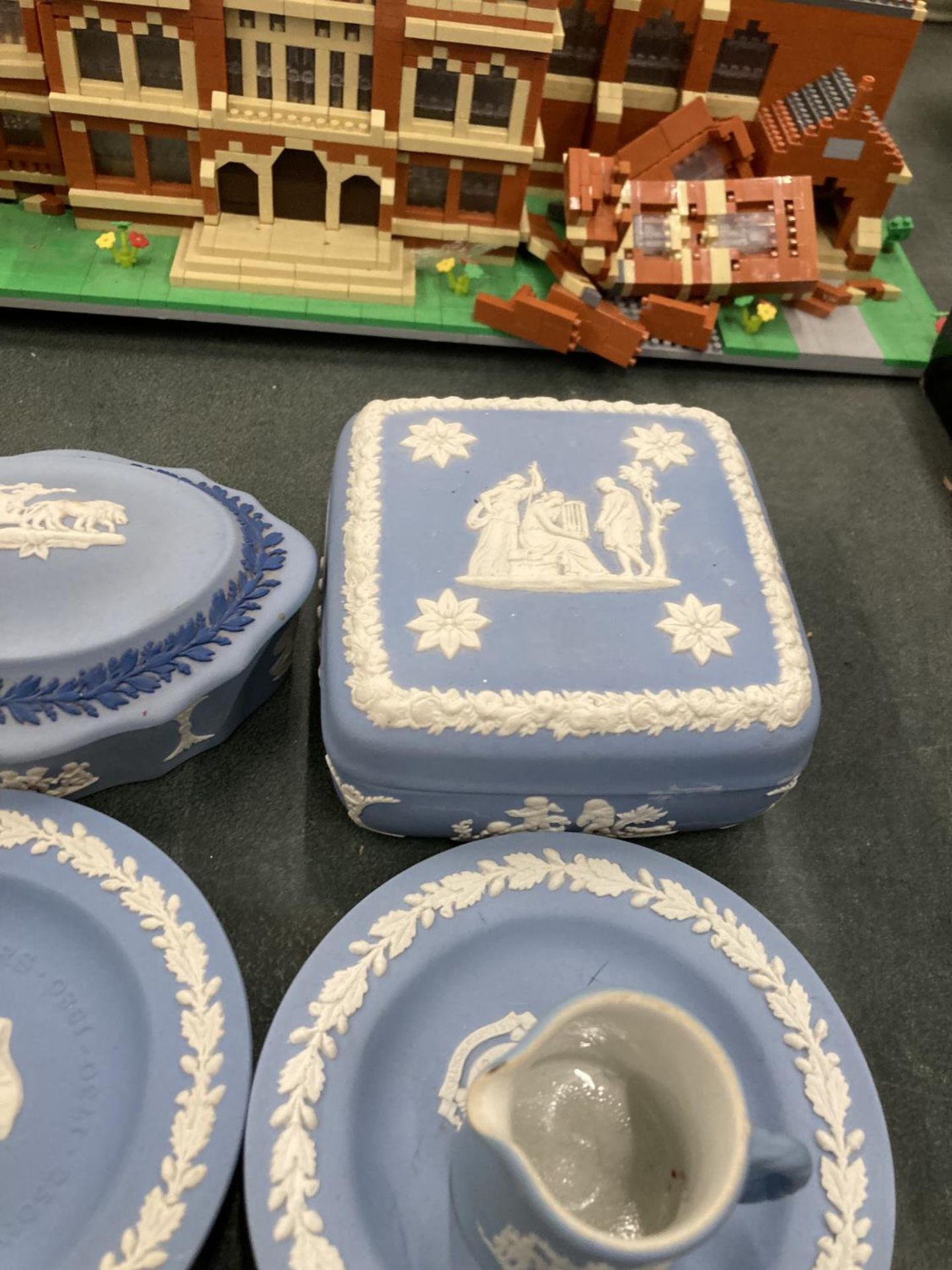 SEVEN PIECES OF WEDGWOOD JASPERWARE TO INCLUDE TRINKET BOXES, PIN TRAYS, ETC - Image 4 of 12