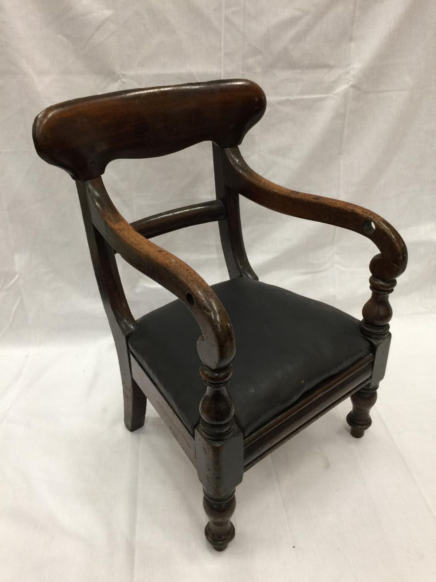 AN 1860'S VICTORIAN CHILD'S OAK CHAIR WITH TURNED LEGS AND A PADDED SEAT