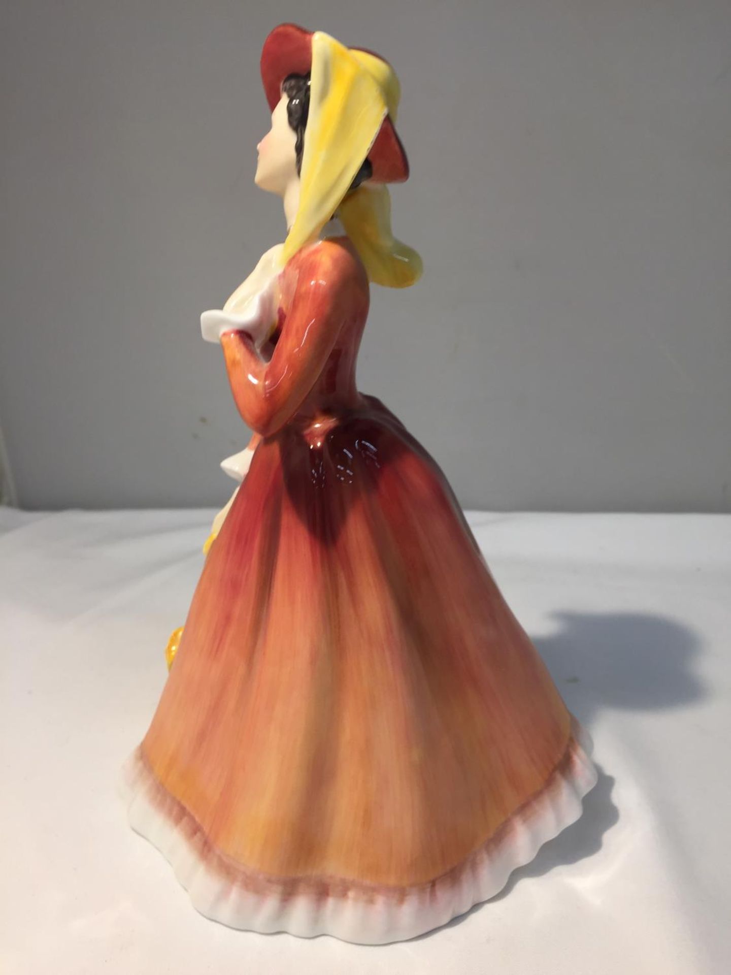 A ROYAL DOULTON FIGURE 'JULIA' HN 2705 HEIGHT 20CM - Image 2 of 7