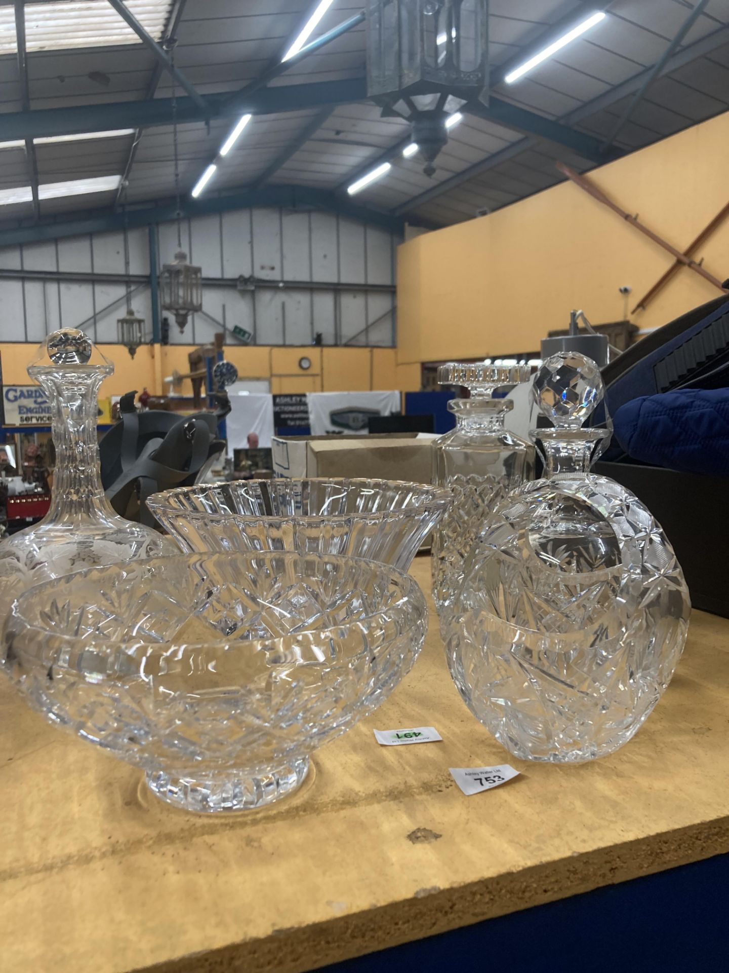A QUANTITY OF LEAD CUT CRYSTAL GLASS TO INCLUDE DECANTERS, BOWLS AND A BASKET - Image 3 of 15