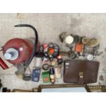 VARIOUS ITEMS TO INCLUDE A FIRE EXTINGUISHER, LAMP, BRIEFCASE, TANKARD ETC