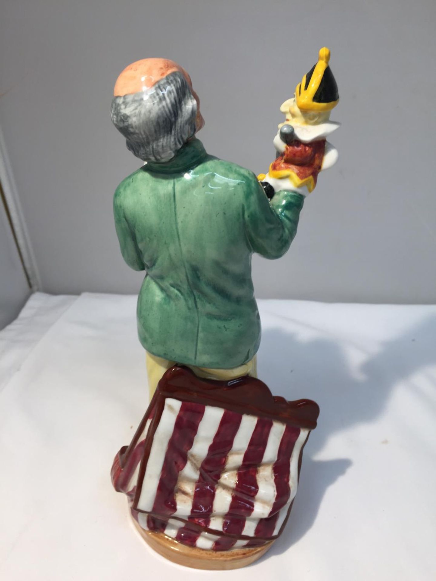 A ROYAL DOULTON FIGURE 'PUNCH AND JUDY MAN' HN 2765 HEIGHT APPROX 23CM - Image 5 of 7