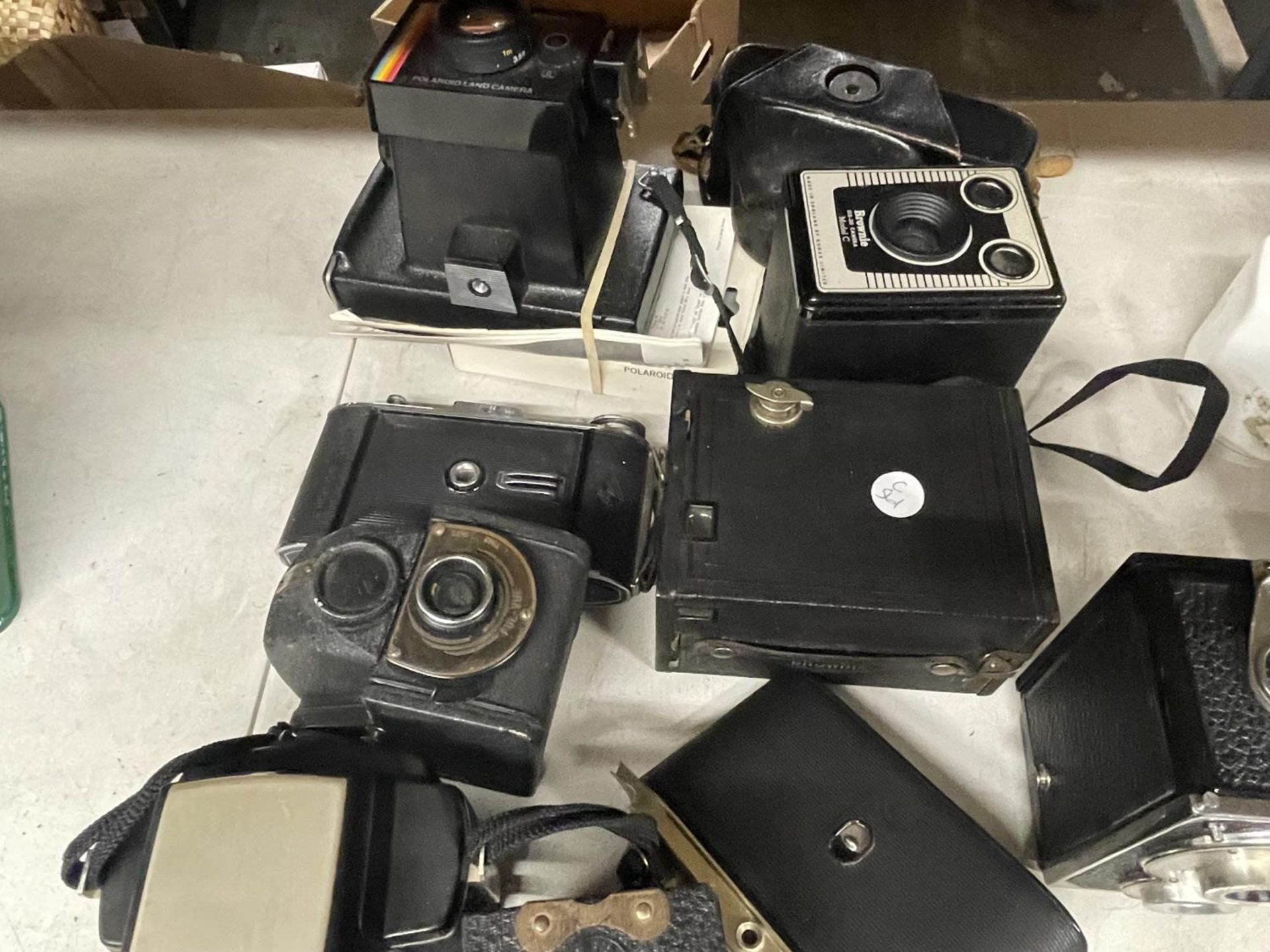 A QUANTITY OF VINTAGE CAMERAS TO INCLUDE A ROSS ENSIGN FUL-VUE SUPER, HAKING'S REFLEX DOUBLE - Image 4 of 4