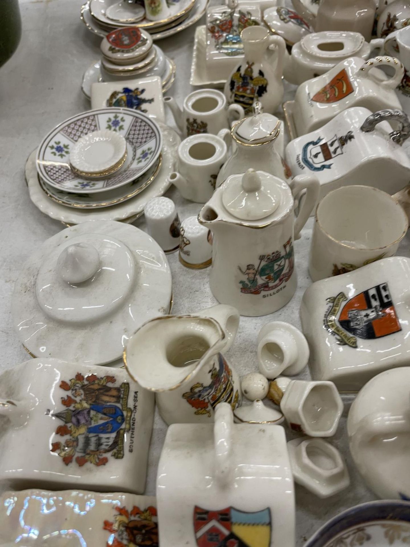 A LARGE QUANTITY OF CRESTED WARE TO INCLUDE MINIATURE CHEESE DISHES, PLATES, VASES, CUPS, JUGS, ETC - Image 4 of 11