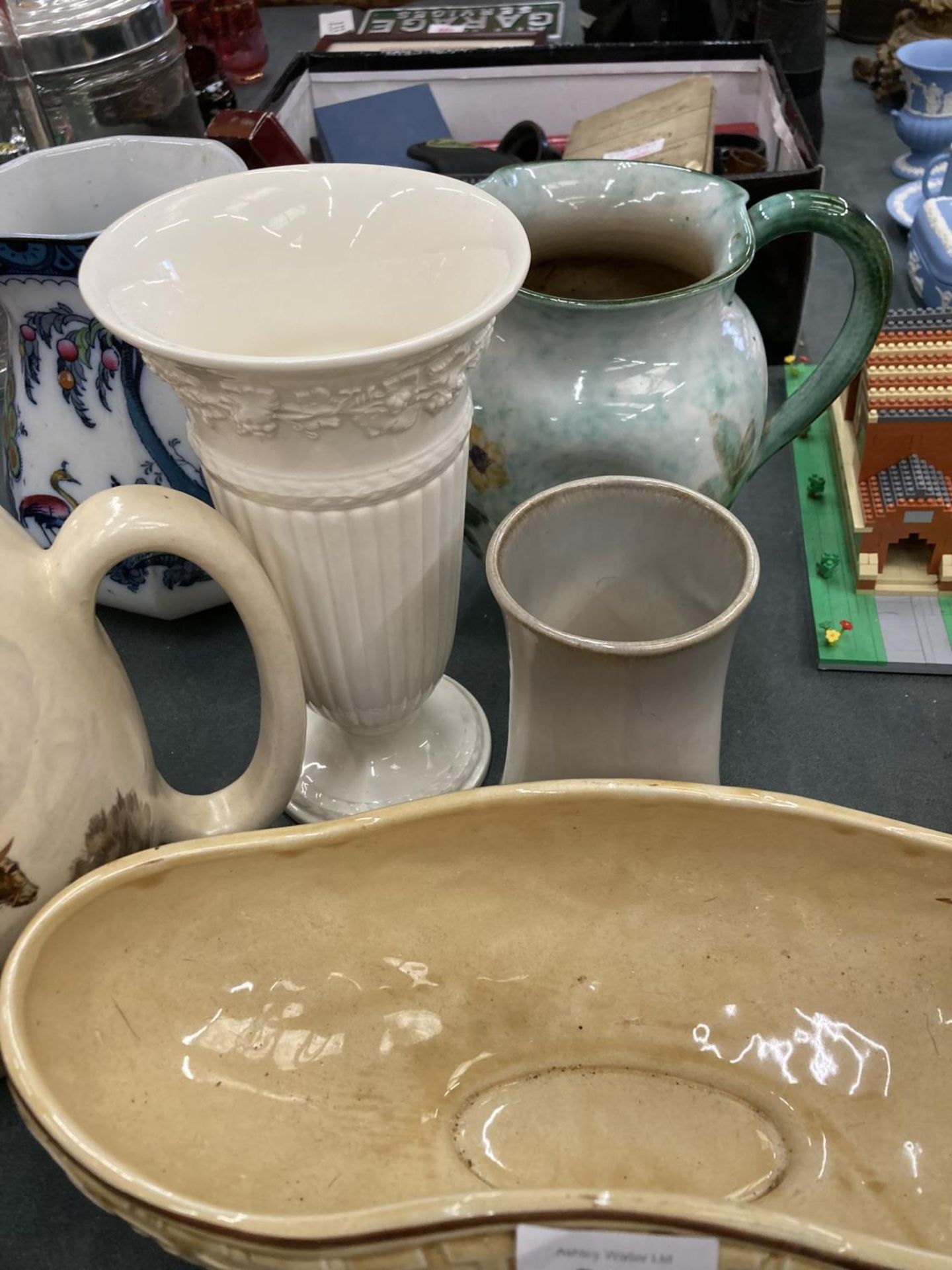 A VARIETY OF CERAMICS TO INCLUDE A VINTAGE INDIAN TREE BOWL TOGETHER WITH LARGE JUG DEPICTING - Image 10 of 24