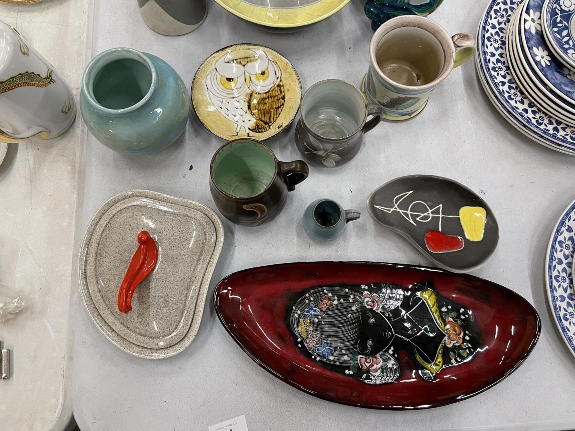 A QUANTITY OF STUDIO POTTERY TO INCLUDE SCANDINAVIAN STYLE PLATES AND DISHES, VASES, BOWLS, ETC - Image 2 of 5