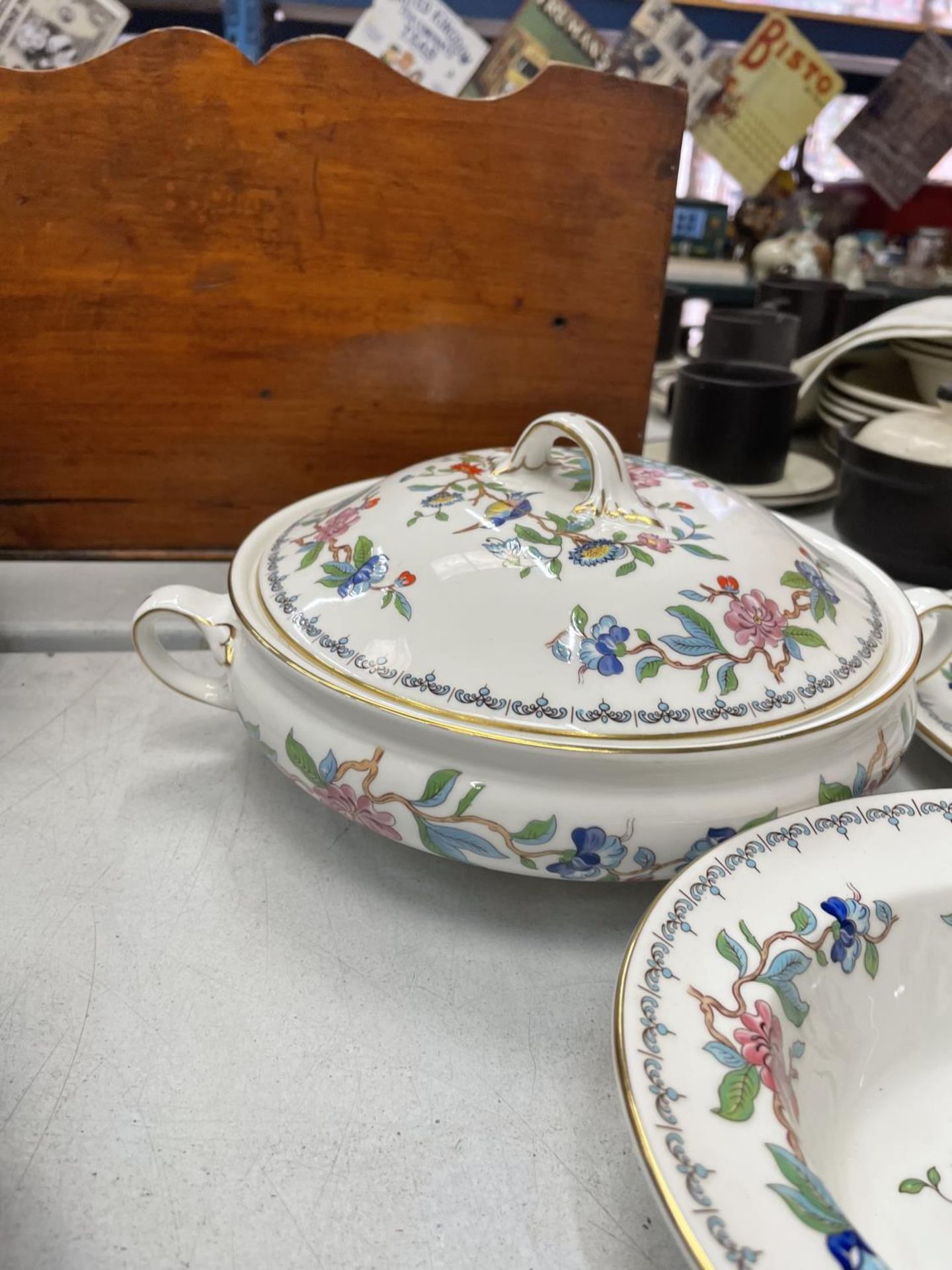 A QUANTITY OF AYNSLEY 1ST QUALITY 'PEMBROKE' CHINA TO INCLUDE A LIDDED TUREEN, SERVING PLATES AND - Image 5 of 5