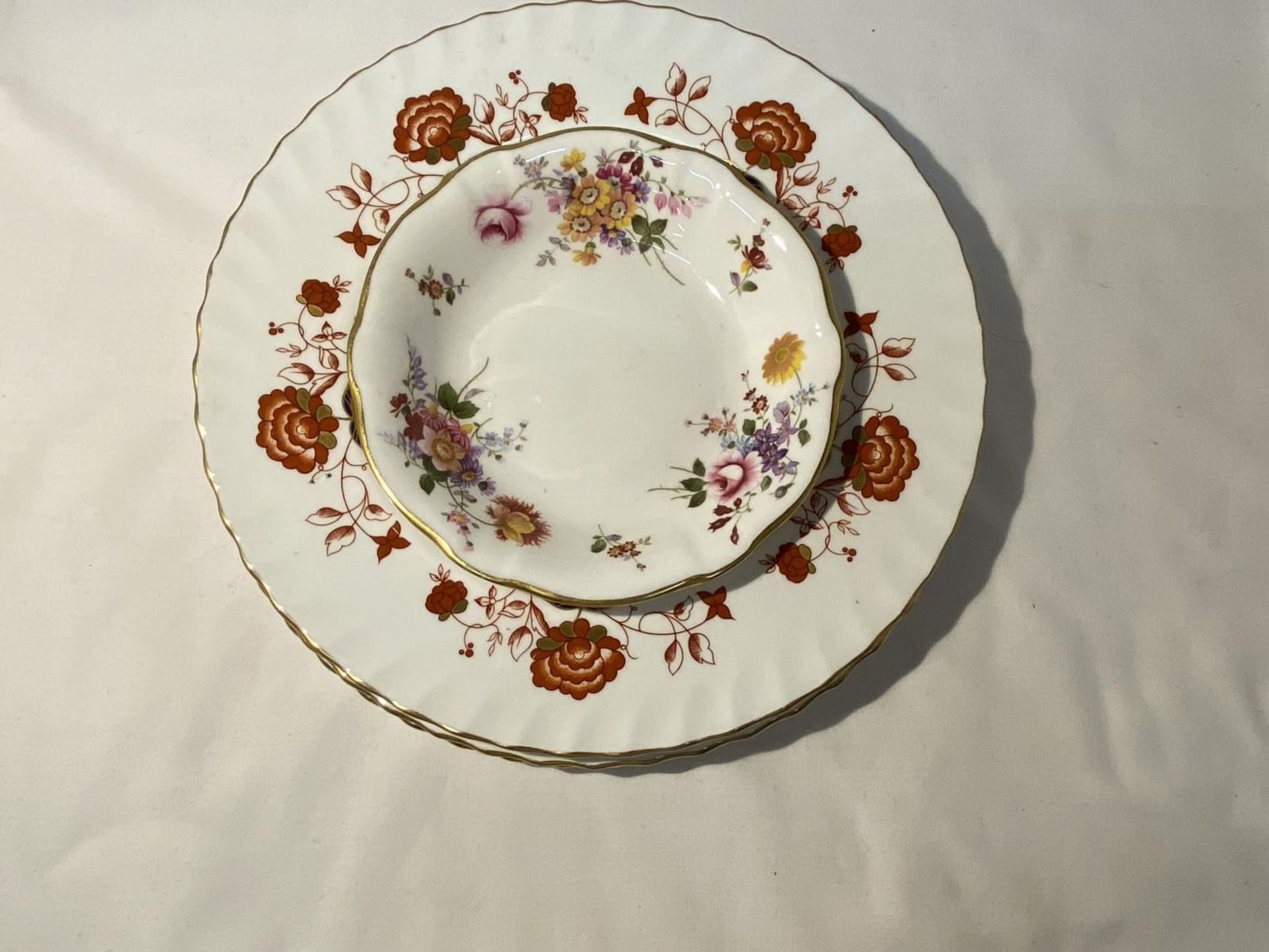 A ROYAL CROWN DERBY 'DERBY POSIES' BOWL DIAMETER 16CM AND THREE ROYAL CROWN DERBY PLATES DIAMETER