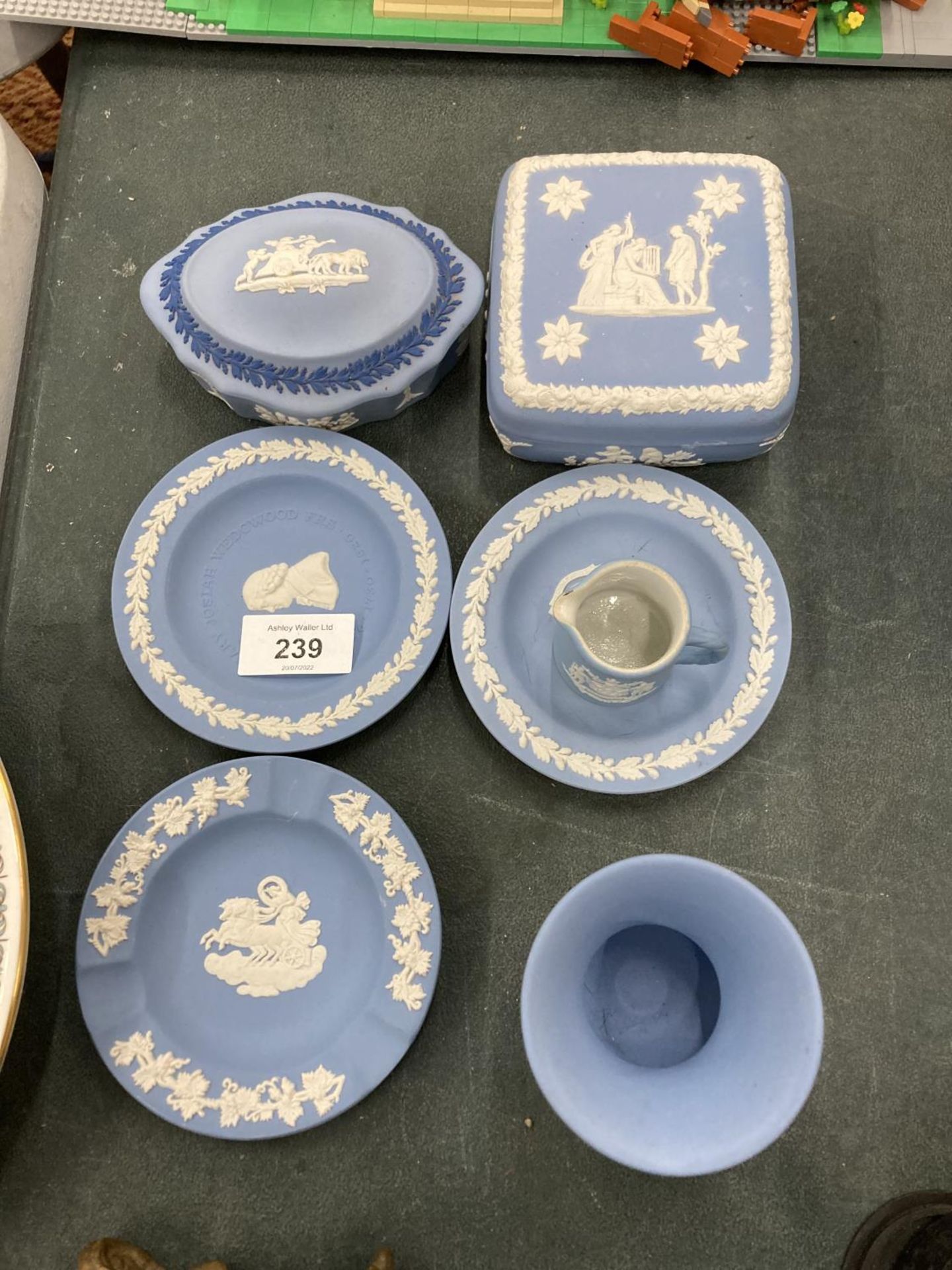 SEVEN PIECES OF WEDGWOOD JASPERWARE TO INCLUDE TRINKET BOXES, PIN TRAYS, ETC