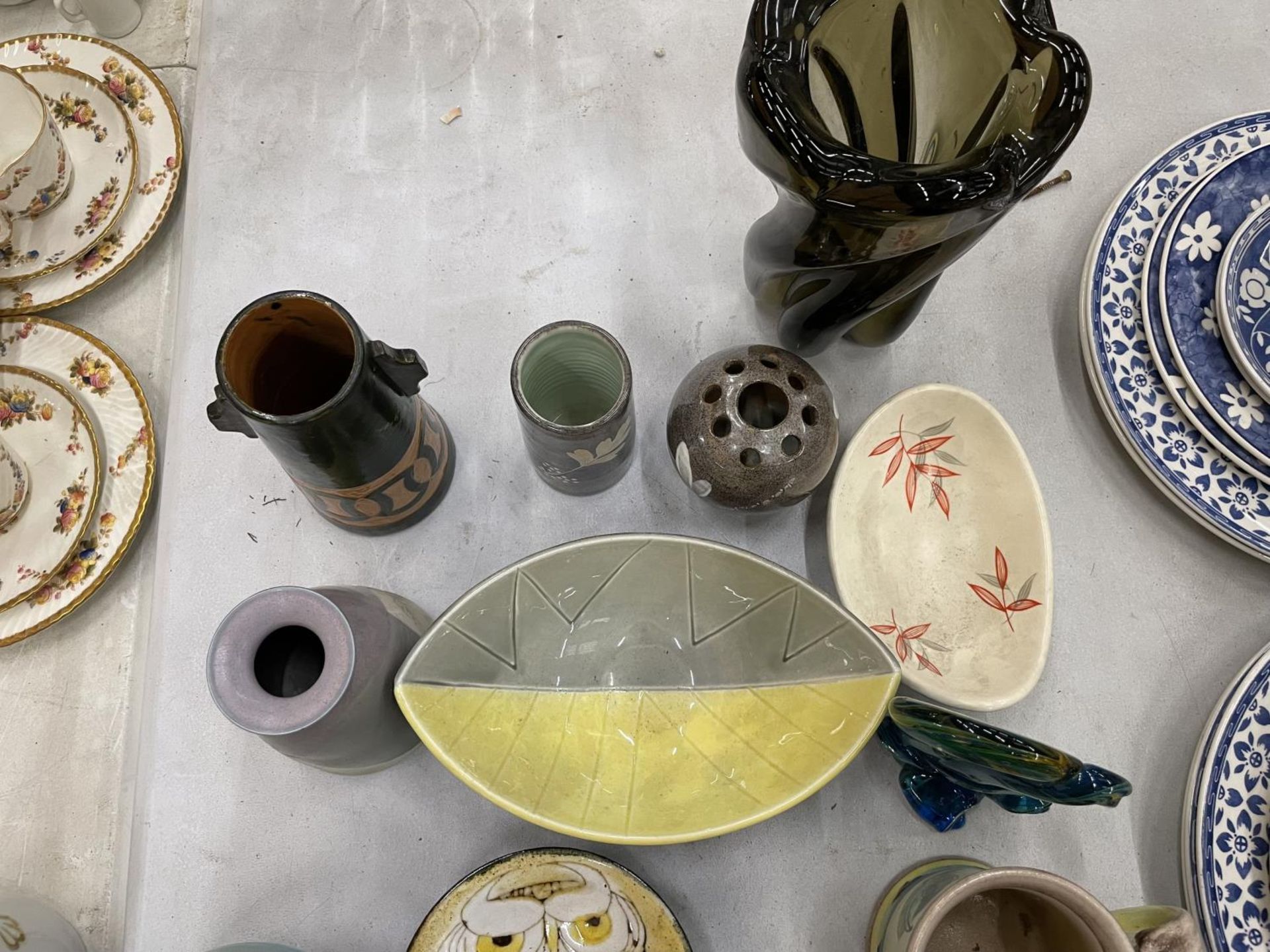 A QUANTITY OF STUDIO POTTERY TO INCLUDE SCANDINAVIAN STYLE PLATES AND DISHES, VASES, BOWLS, ETC - Image 3 of 5